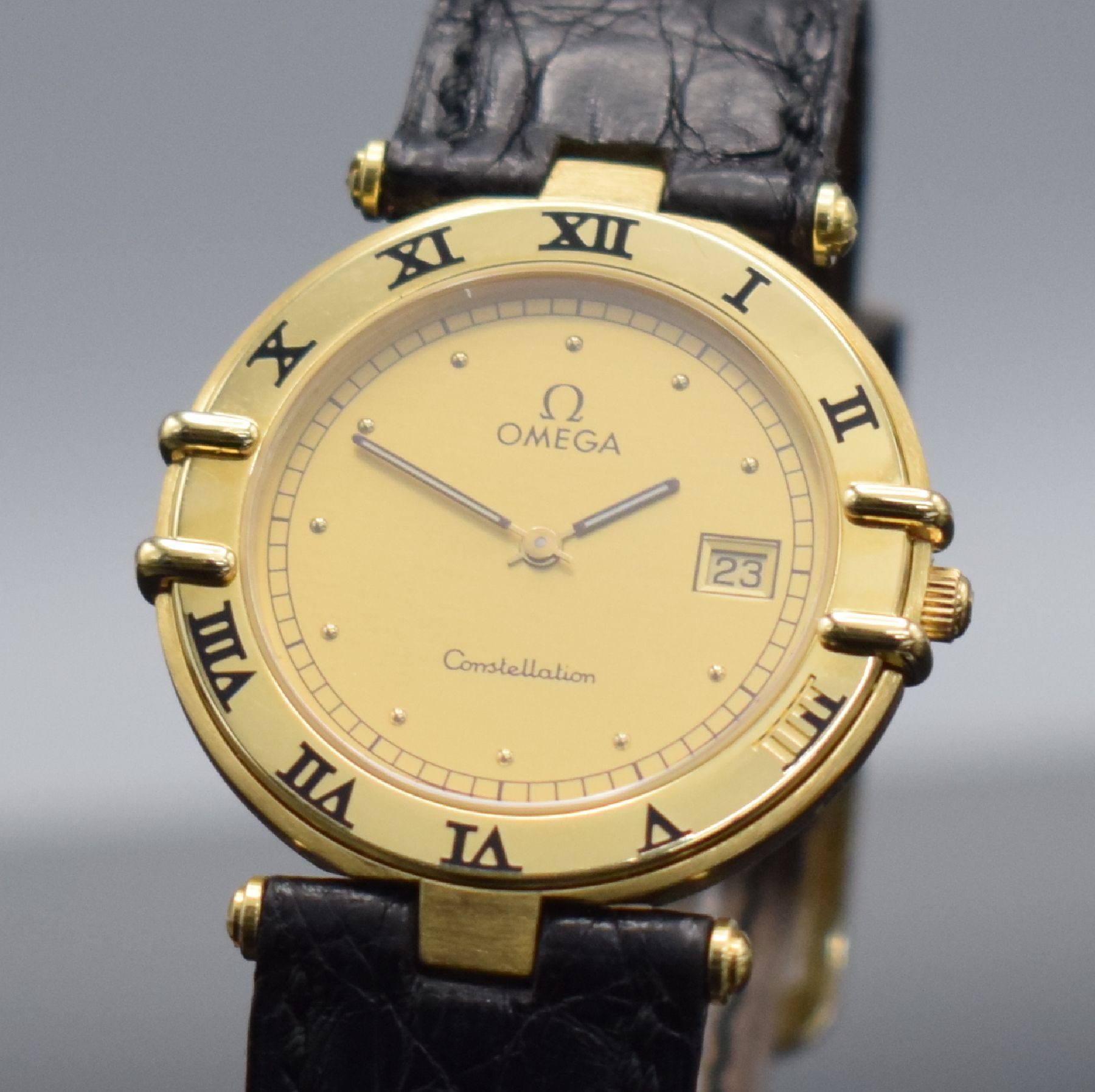 Detail c: OMEGA Constellation Armbanduhr in GG 750/000, Schweiz um 1990, quarz, Boden aufgedr., Ref. 1960360, pol. Lünette m. röm. Zahlen, orig. Lederband ...