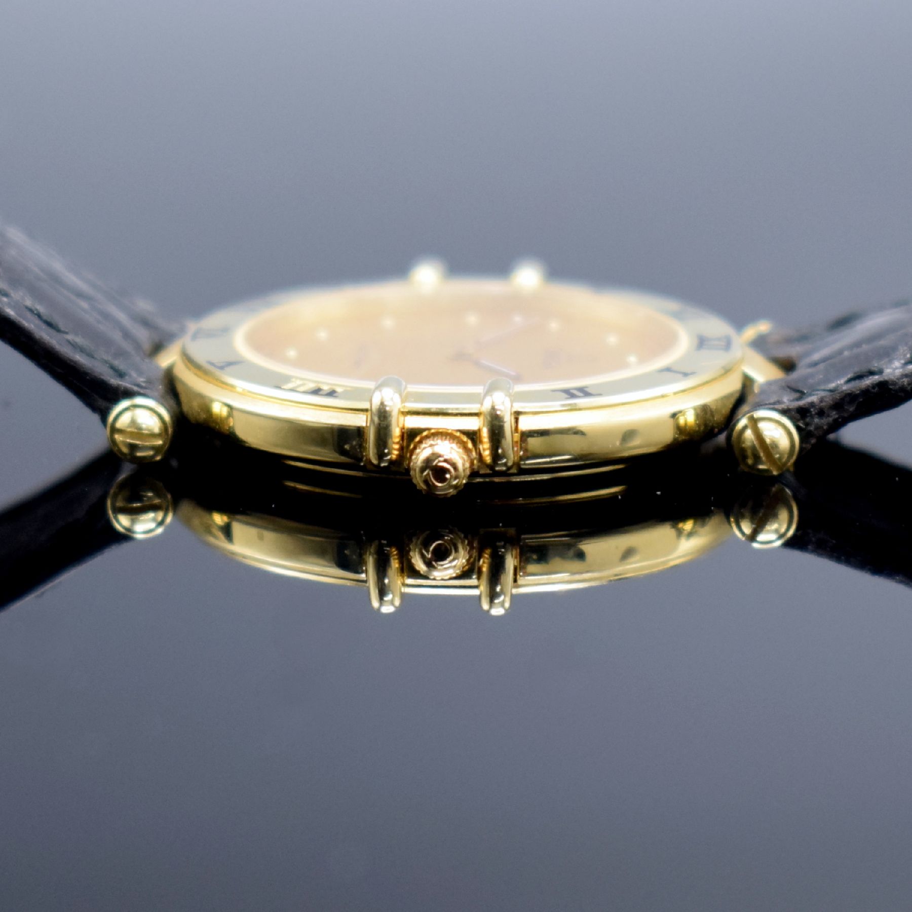 Detail e: OMEGA Constellation Armbanduhr in GG 750/000, Schweiz um 1990, quarz, Boden aufgedr., Ref. 1960360, pol. Lünette m. röm. Zahlen, orig. Lederband ...