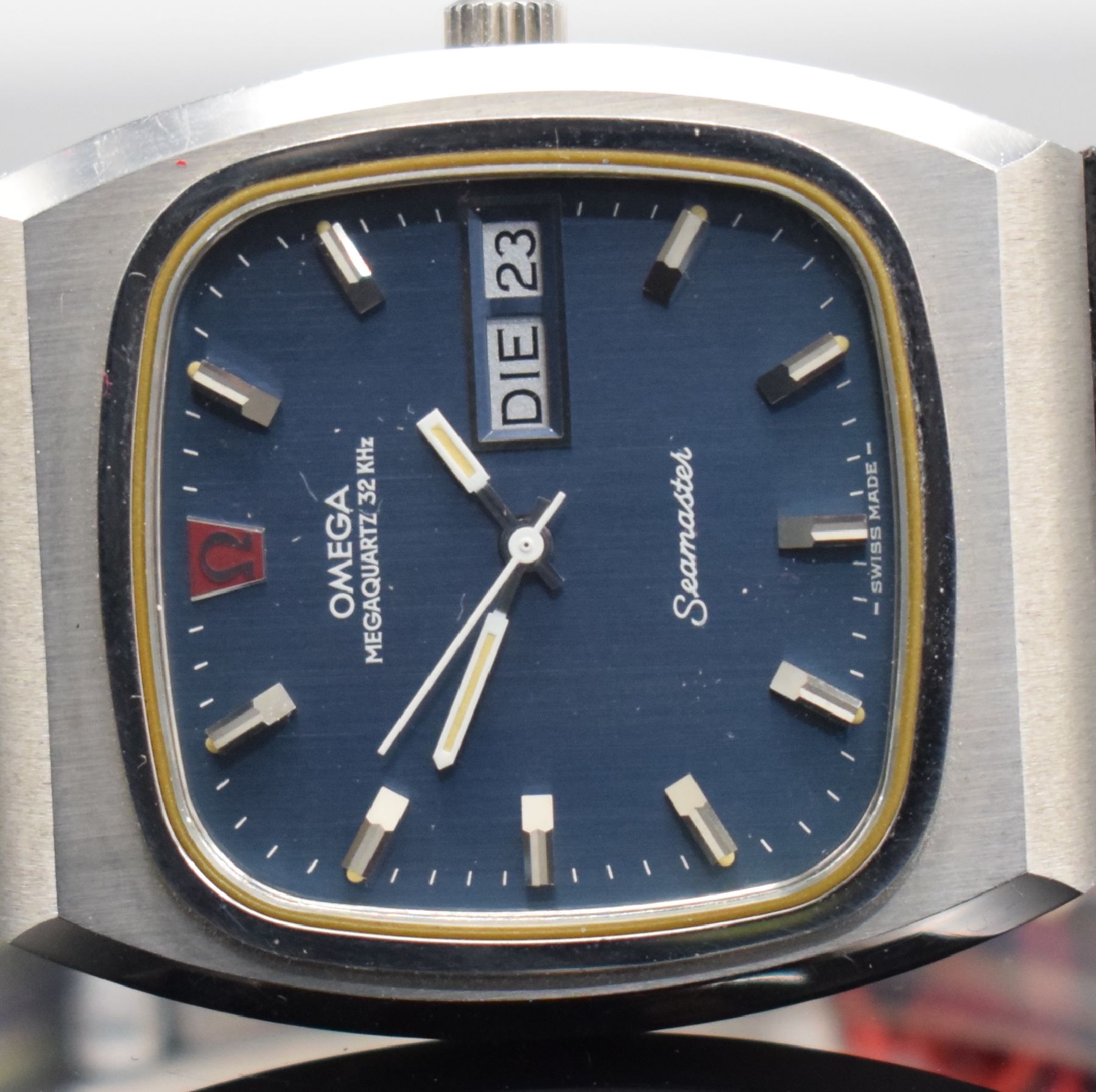 Detail a: OMEGA Megaquartz 32 KHz Herrenarmbanduhr in Stahl Referenz 196.0023, Schweiz um 1975, quarz, 4-fach verschr. Geh., orig. Lederband m. Stahl ...