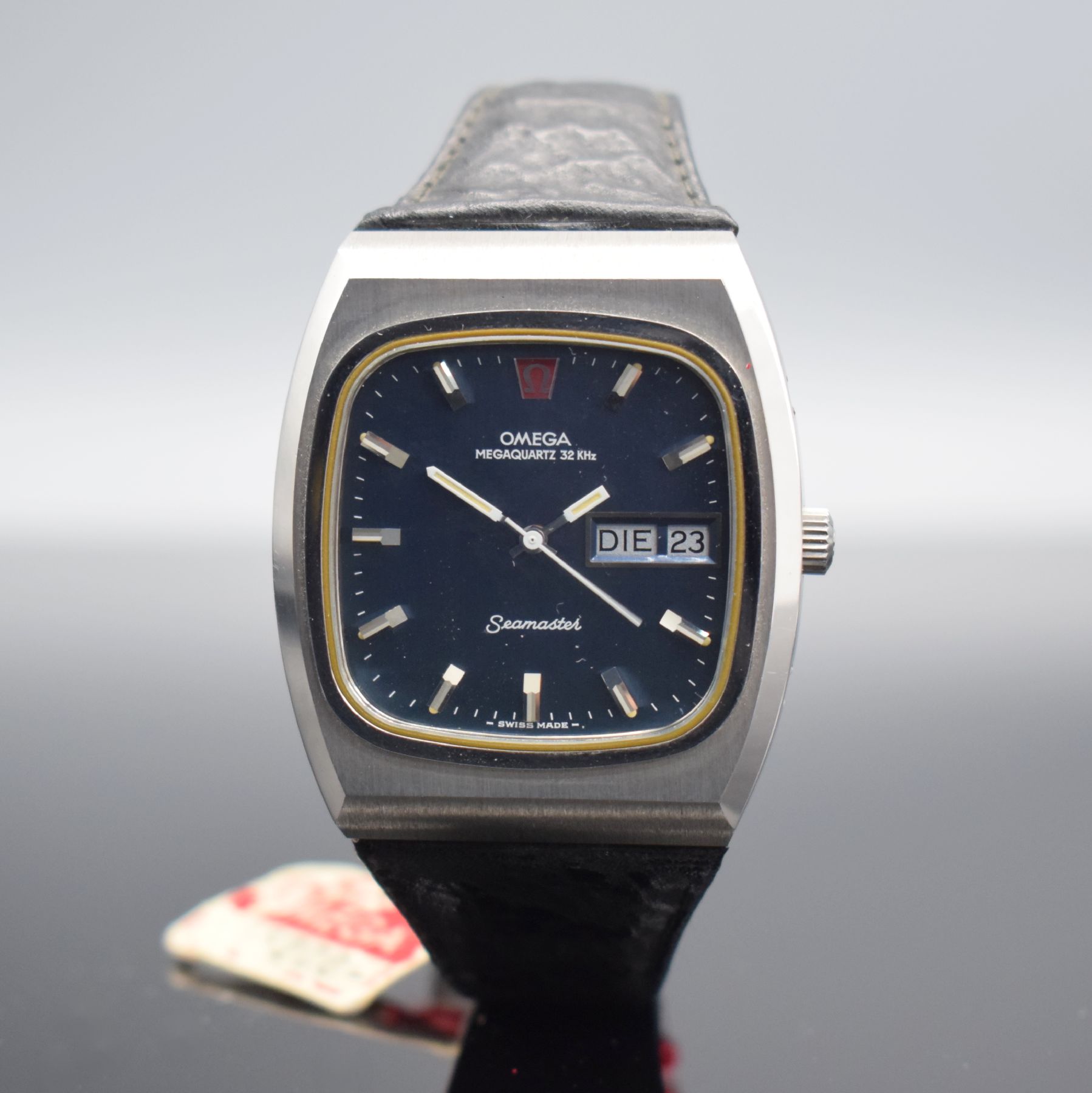 Detail b: OMEGA Megaquartz 32 KHz Herrenarmbanduhr in Stahl Referenz 196.0023, Schweiz um 1975, quarz, 4-fach verschr. Geh., orig. Lederband m. Stahl ...
