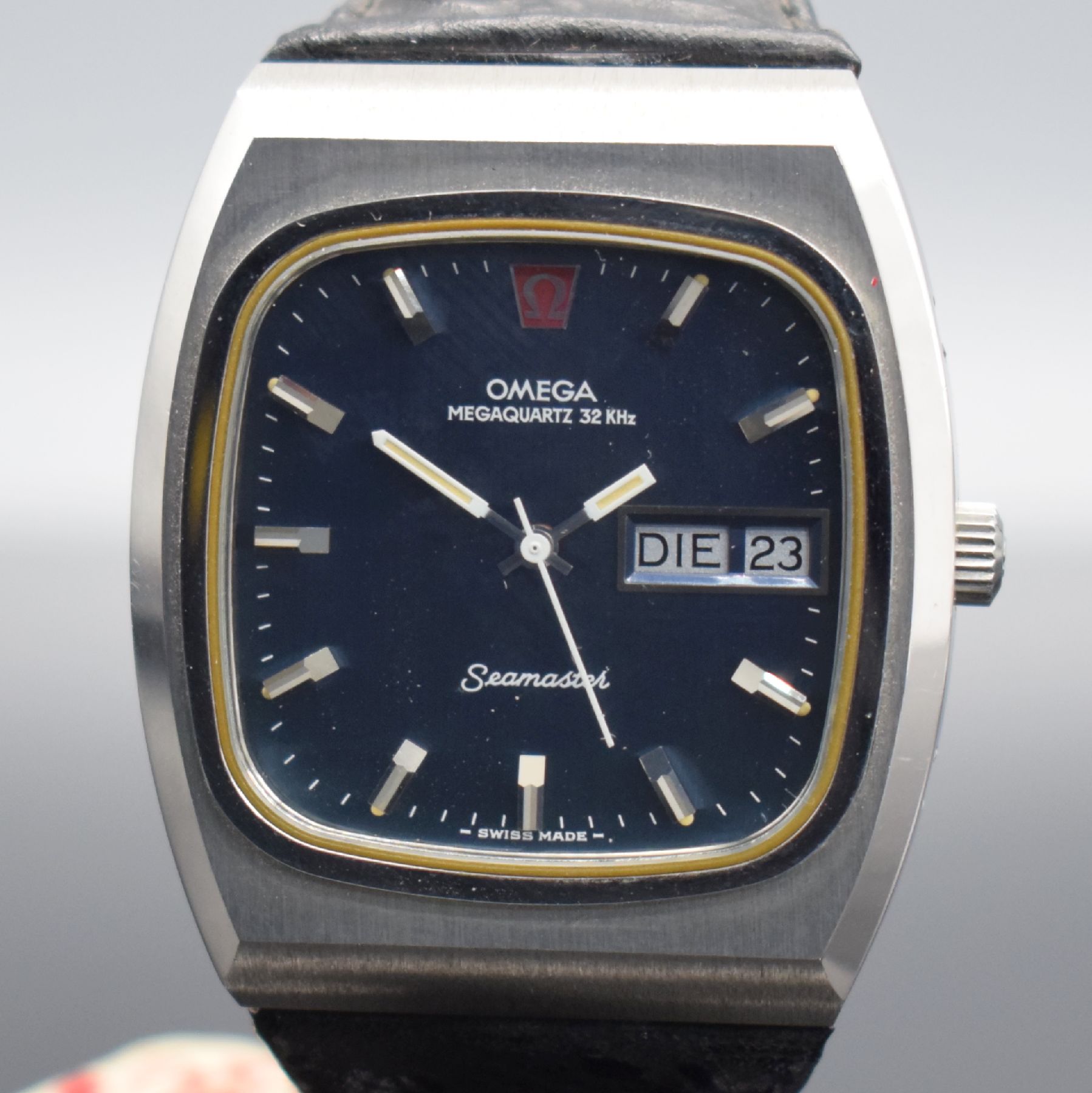 Detail c: OMEGA Megaquartz 32 KHz Herrenarmbanduhr in Stahl Referenz 196.0023, Schweiz um 1975, quarz, 4-fach verschr. Geh., orig. Lederband m. Stahl ...
