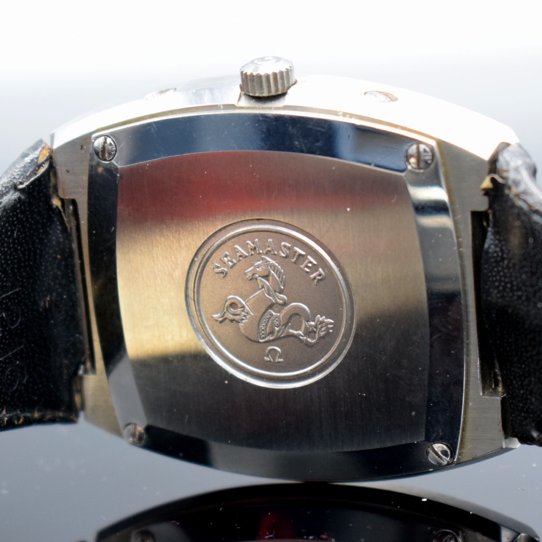 Detail d: OMEGA Megaquartz 32 KHz Herrenarmbanduhr in Stahl Referenz 196.0023, Schweiz um 1975, quarz, 4-fach verschr. Geh., orig. Lederband m. Stahl ...
