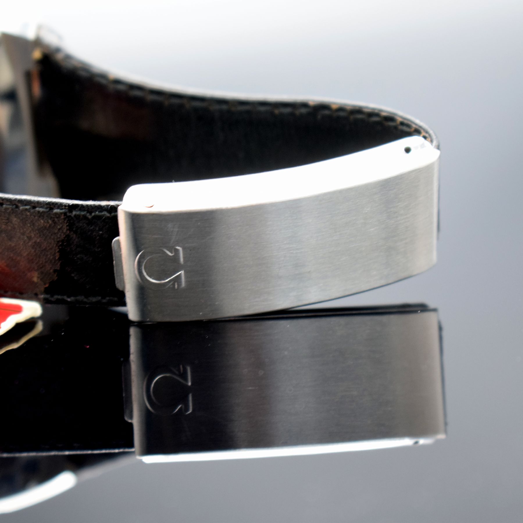 Detail e: OMEGA Megaquartz 32 KHz Herrenarmbanduhr in Stahl Referenz 196.0023, Schweiz um 1975, quarz, 4-fach verschr. Geh., orig. Lederband m. Stahl ...