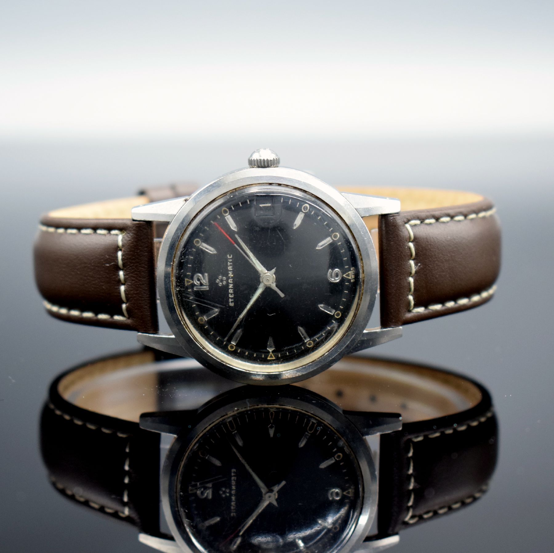 ETERNA-MATIC 2 Armbanduhren mit schwarzem Zifferblatt in Stahl, Schweiz um 1950/1960, Automatik, verschr. Geh., orig. Kronen, Zifferblätter m. silb. ...