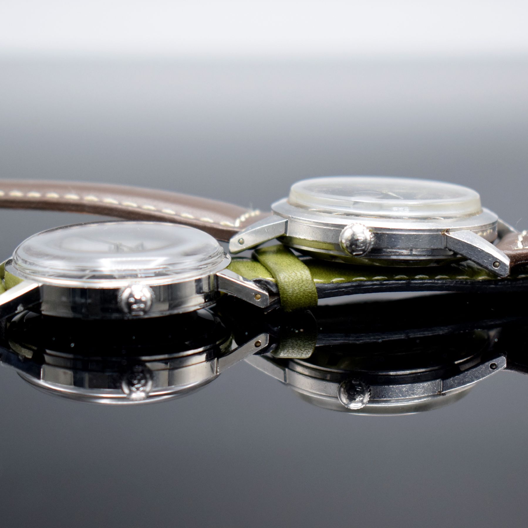Detail d: ETERNA-MATIC 2 Armbanduhren mit schwarzem Zifferblatt in Stahl, Schweiz um 1950/1960, Automatik, verschr. Geh., orig. Kronen, Zifferblätter m. silb. ...