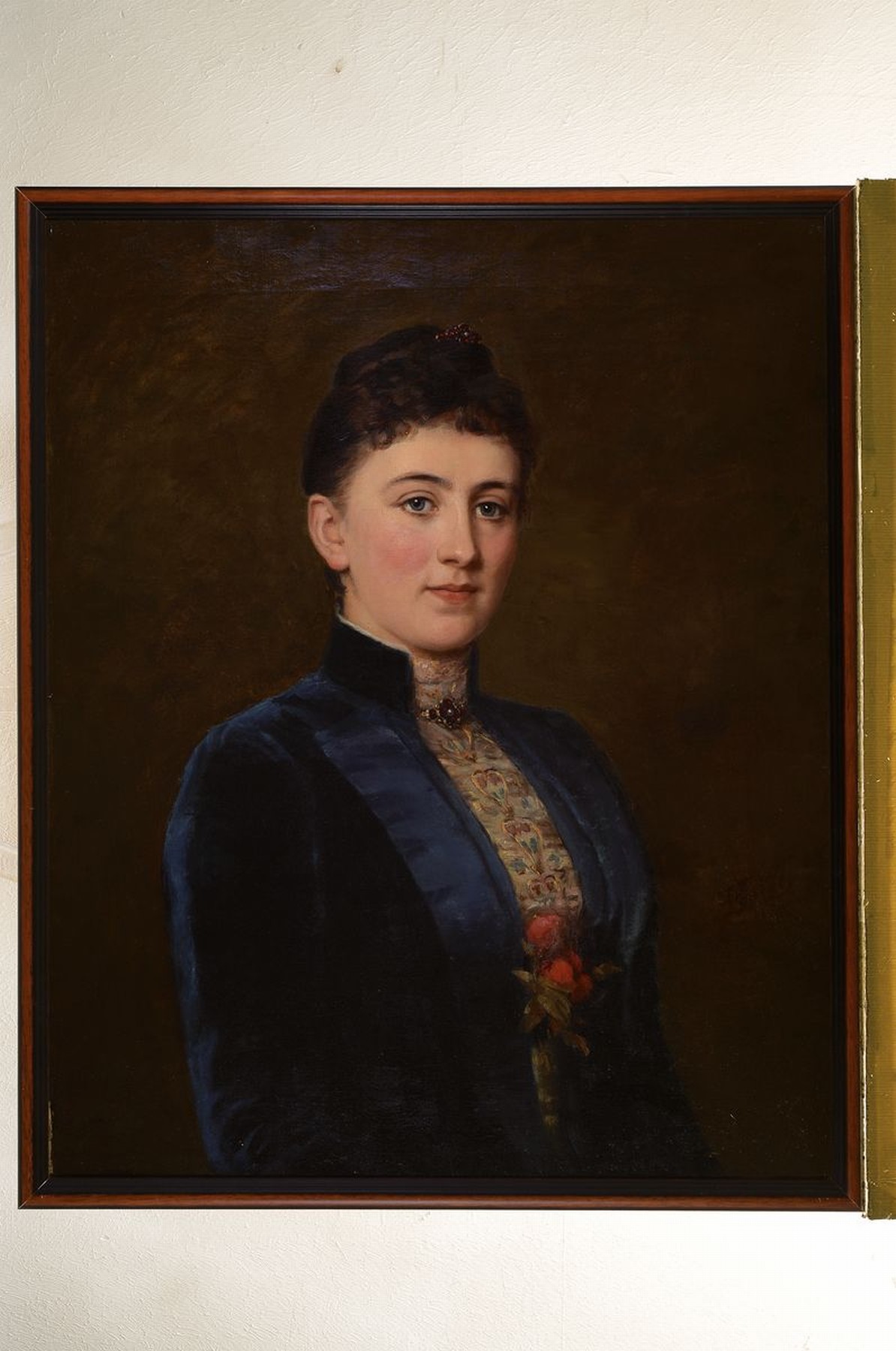 Detail k: C. Michel oder Nickel, datiert 1838, Porträt einer jungen Frau mit Brosche, Haar- und Blumenschmuck, Öl/Lwd, seitlich rechts signiert und dat., ...