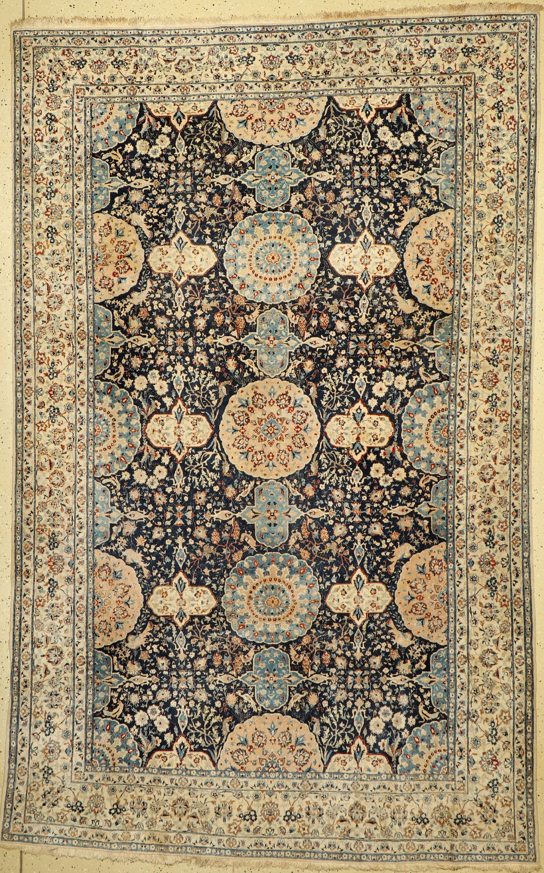 Nain fein(6 La), Persien, um 1940, Korkwolle mit Seide, ca. 285 x 180 cm, EHZ: 2 leichter Mottenfraß am Rand, fleckig.