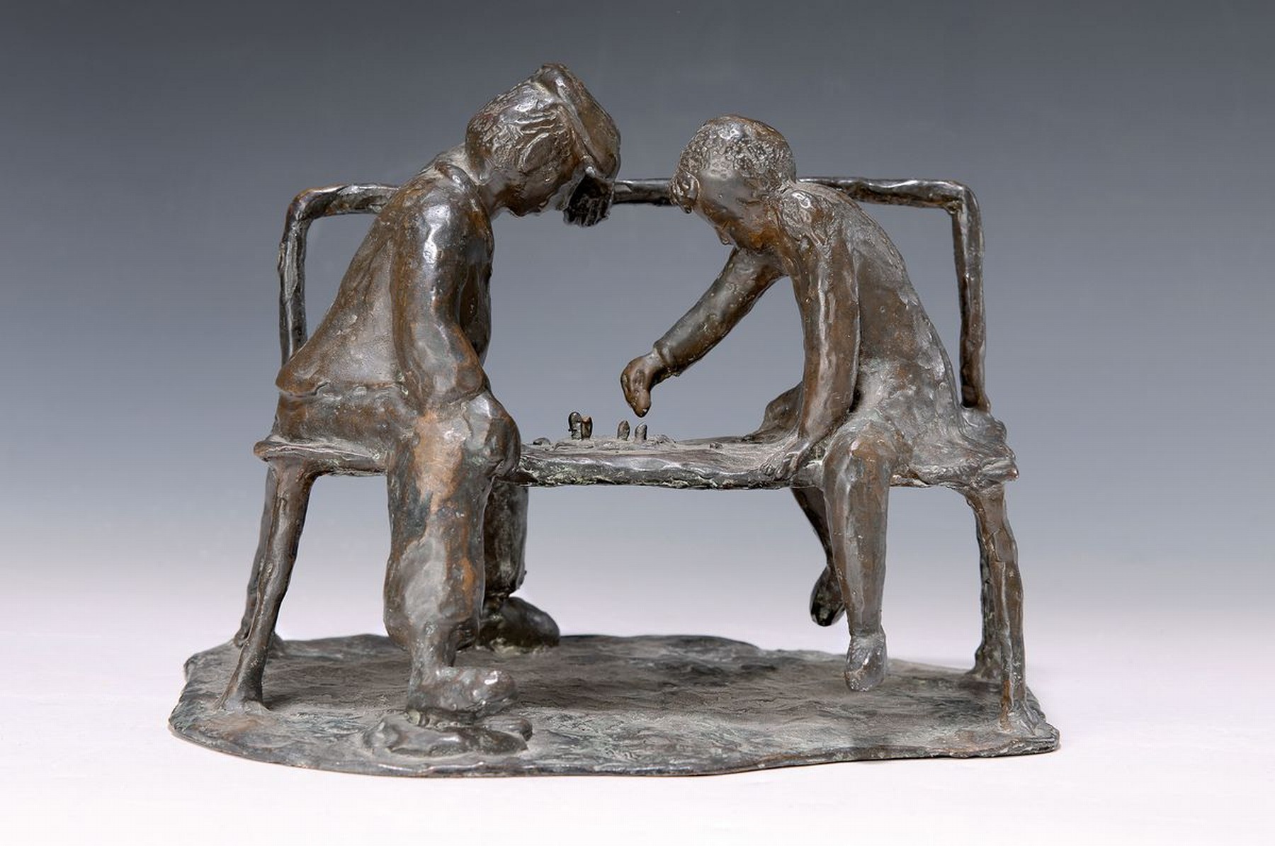 Winfried Tränkner, geb. 1957 Dettigen/Teck, zwei Schachspieler auf einer Bank sitzend, Bronze patiniert, dat. Jan. 81 , Gießerstempel Karl Caspar ...