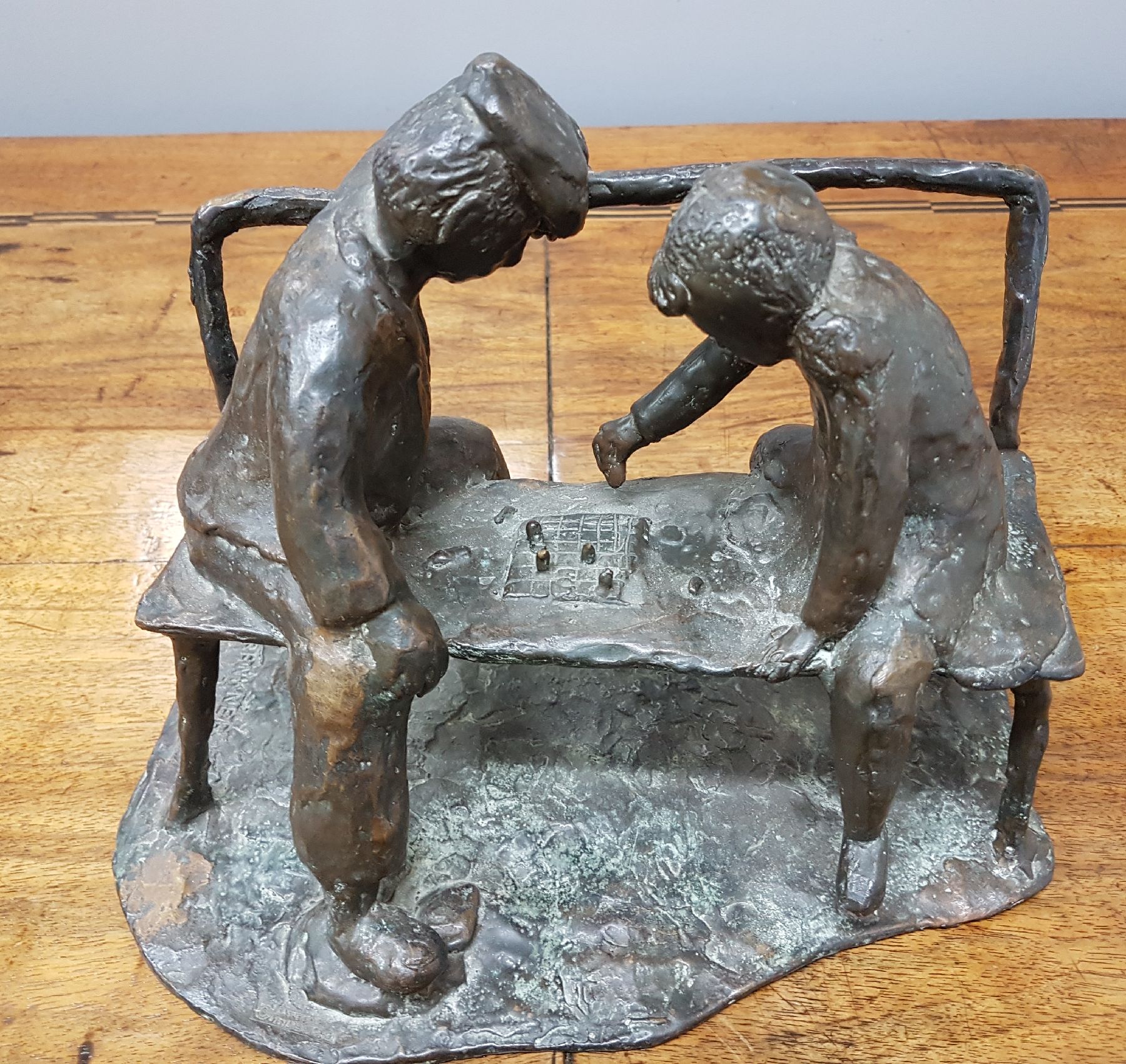 Detail a: Winfried Tränkner, geb. 1957 Dettigen/Teck, zwei Schachspieler auf einer Bank sitzend, Bronze patiniert, dat. Jan. 81 , Gießerstempel Karl Caspar ...