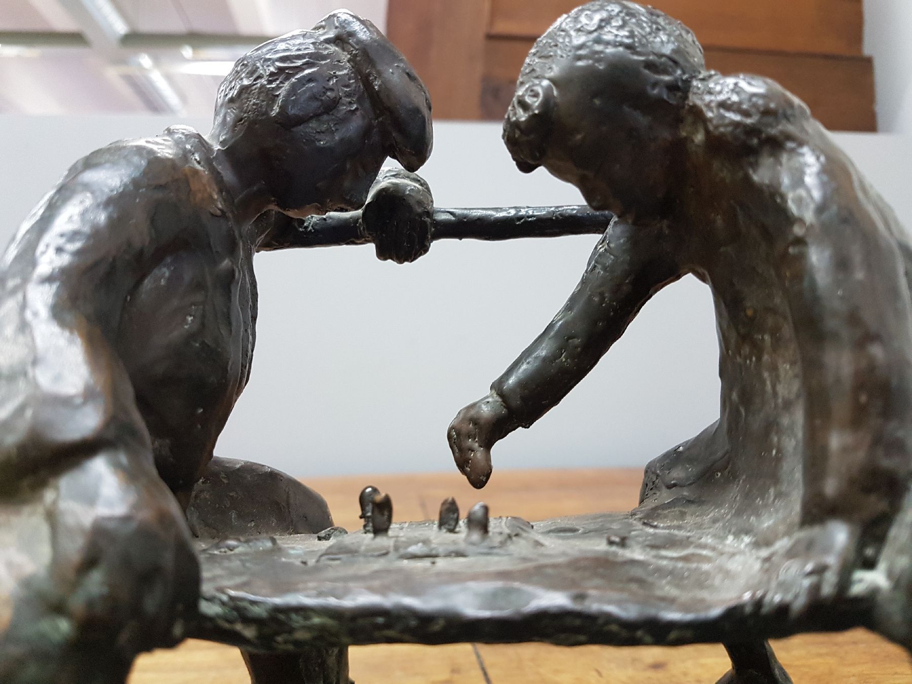 Detail d: Winfried Tränkner, geb. 1957 Dettigen/Teck, zwei Schachspieler auf einer Bank sitzend, Bronze patiniert, dat. Jan. 81 , Gießerstempel Karl Caspar ...