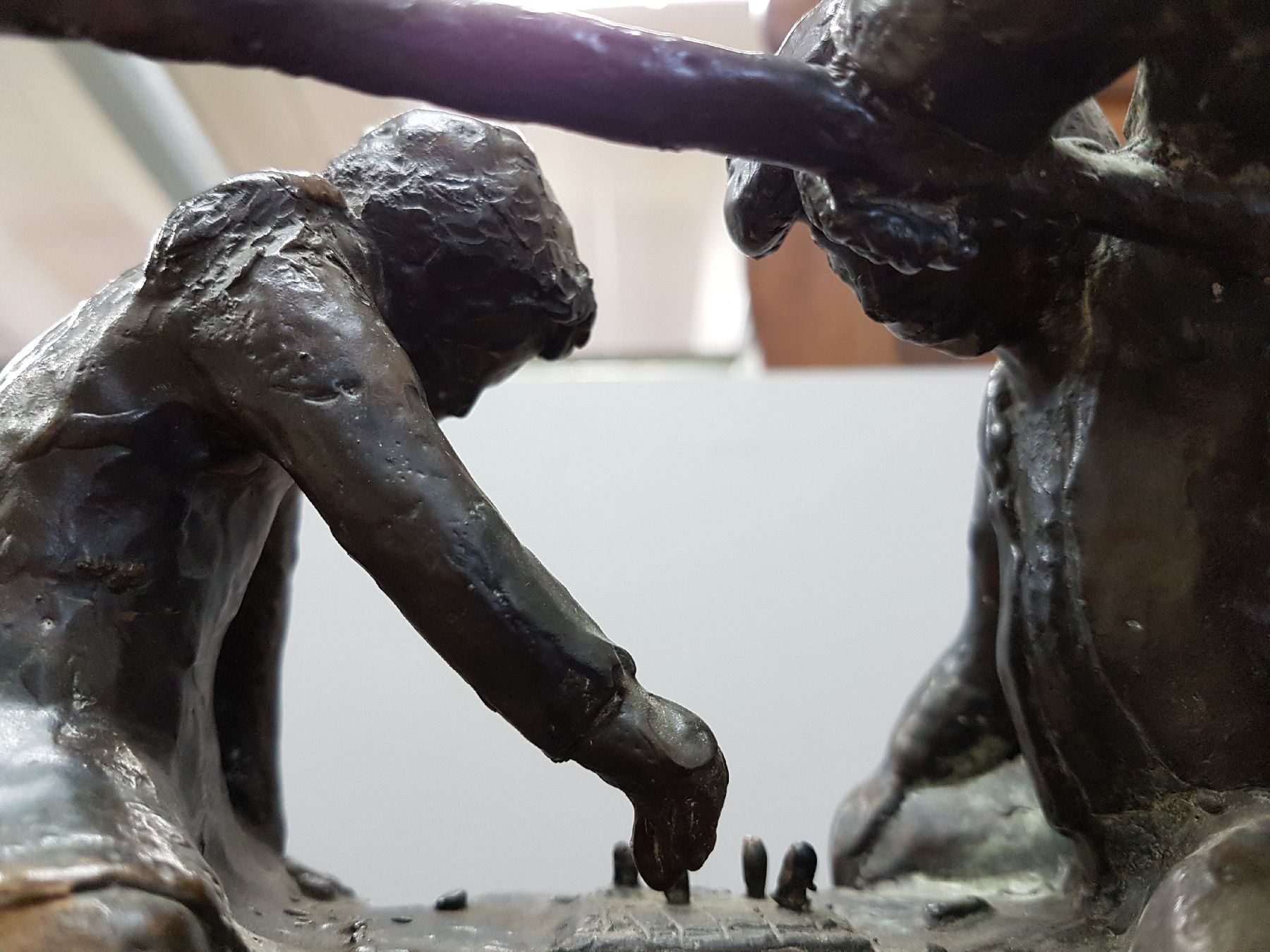 Detail e: Winfried Tränkner, geb. 1957 Dettigen/Teck, zwei Schachspieler auf einer Bank sitzend, Bronze patiniert, dat. Jan. 81 , Gießerstempel Karl Caspar ...