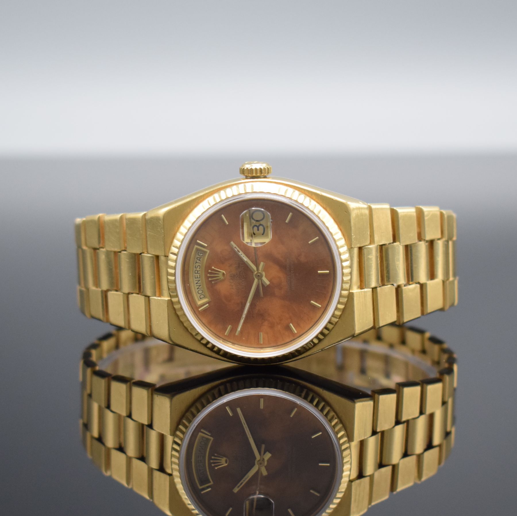 ROLEX Oysterquartz Day Date in GG 750/000 mit seltenem Wurzelholz Zifferblatt, Box & LC 100 Papieren Referenz 19018, Schweiz lt. orig. Papier ...