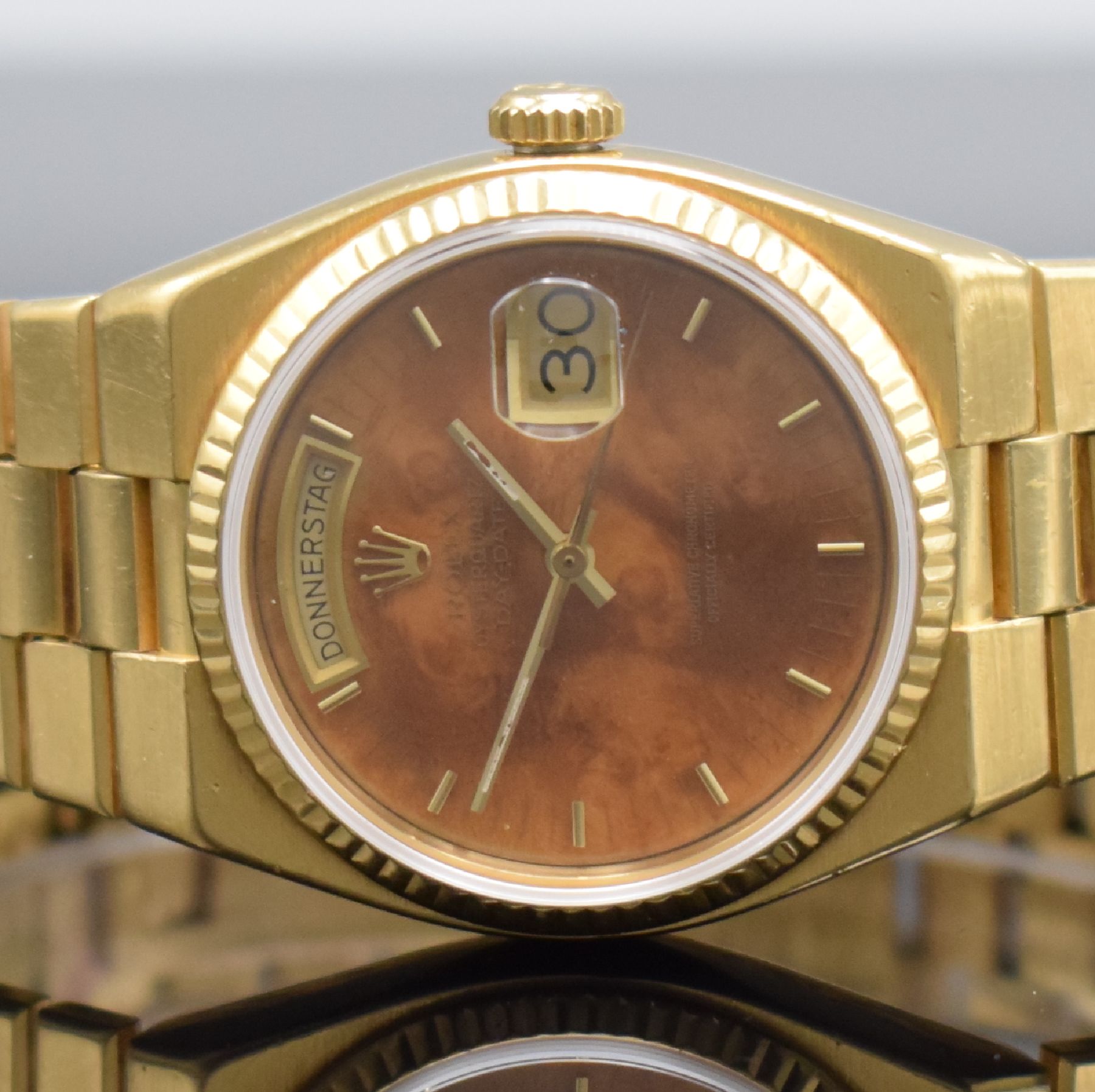 Detail a: ROLEX Oysterquartz Day Date in GG 750/000 mit seltenem Wurzelholz Zifferblatt, Box & LC 100 Papieren Referenz 19018, Schweiz lt. orig. Papier ...