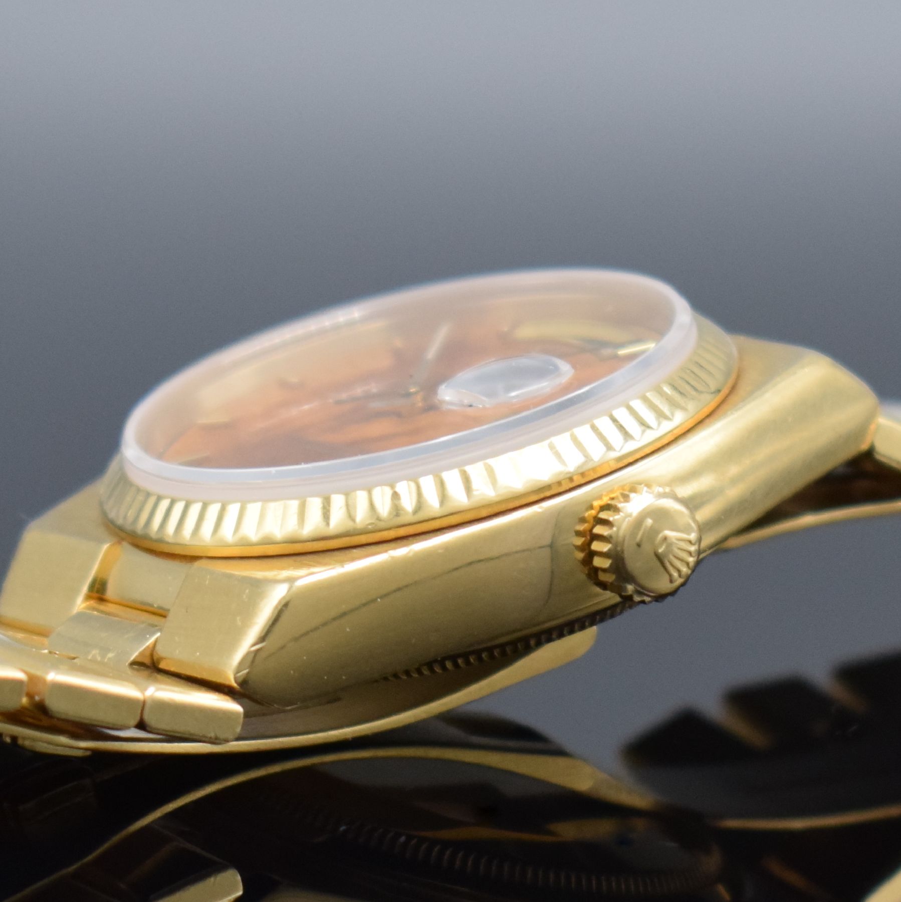 Detail e: ROLEX Oysterquartz Day Date in GG 750/000 mit seltenem Wurzelholz Zifferblatt, Box & LC 100 Papieren Referenz 19018, Schweiz lt. orig. Papier ...