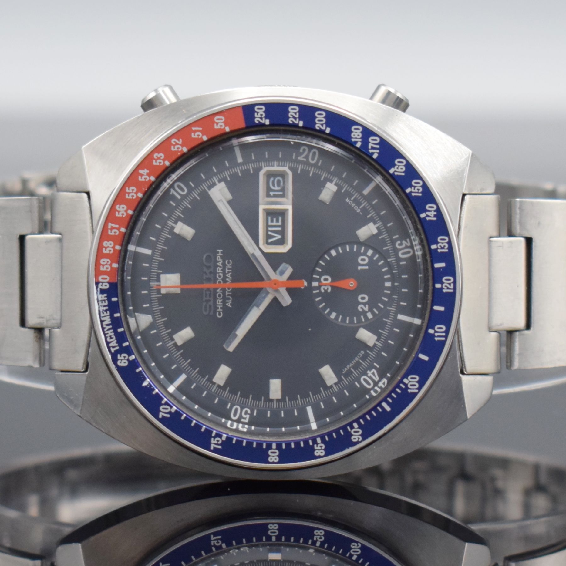 Detail a: SEIKO Schaltradchronograph in Stahl/Stahlband, Japan um 1975, Automatik, verschr. Geh. Ref. 6139-6002, plan-konkaves Mineralglas, rot-blaue ...