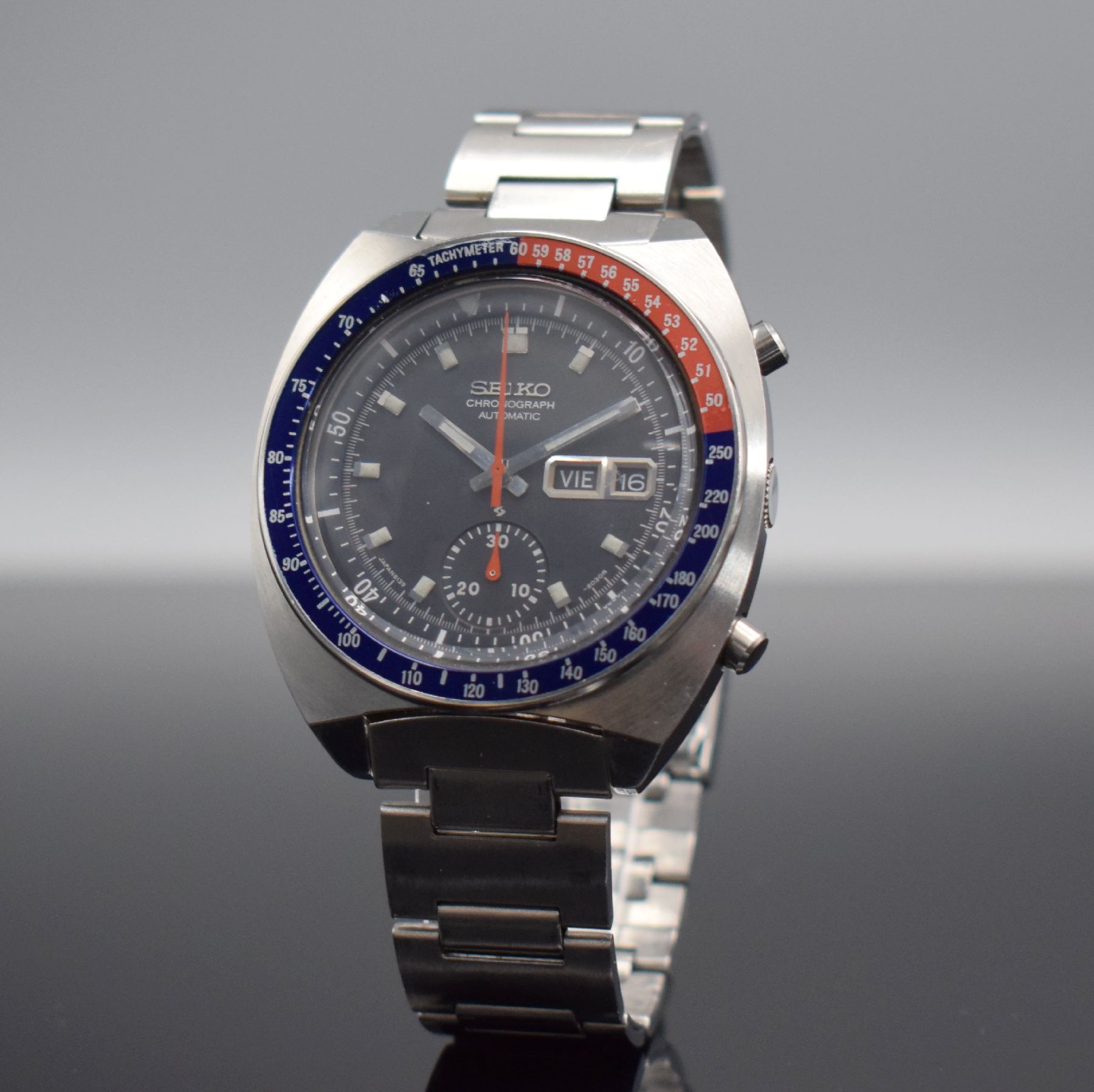Detail b: SEIKO Schaltradchronograph in Stahl/Stahlband, Japan um 1975, Automatik, verschr. Geh. Ref. 6139-6002, plan-konkaves Mineralglas, rot-blaue ...