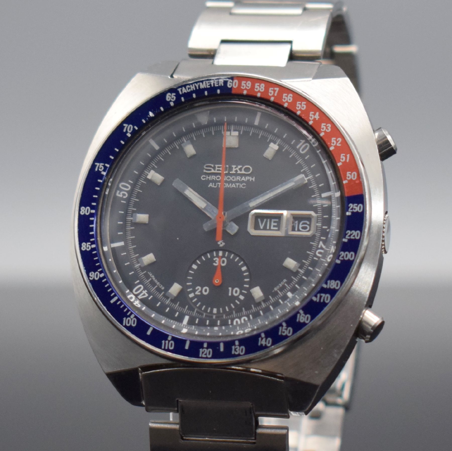 Detail c: SEIKO Schaltradchronograph in Stahl/Stahlband, Japan um 1975, Automatik, verschr. Geh. Ref. 6139-6002, plan-konkaves Mineralglas, rot-blaue ...