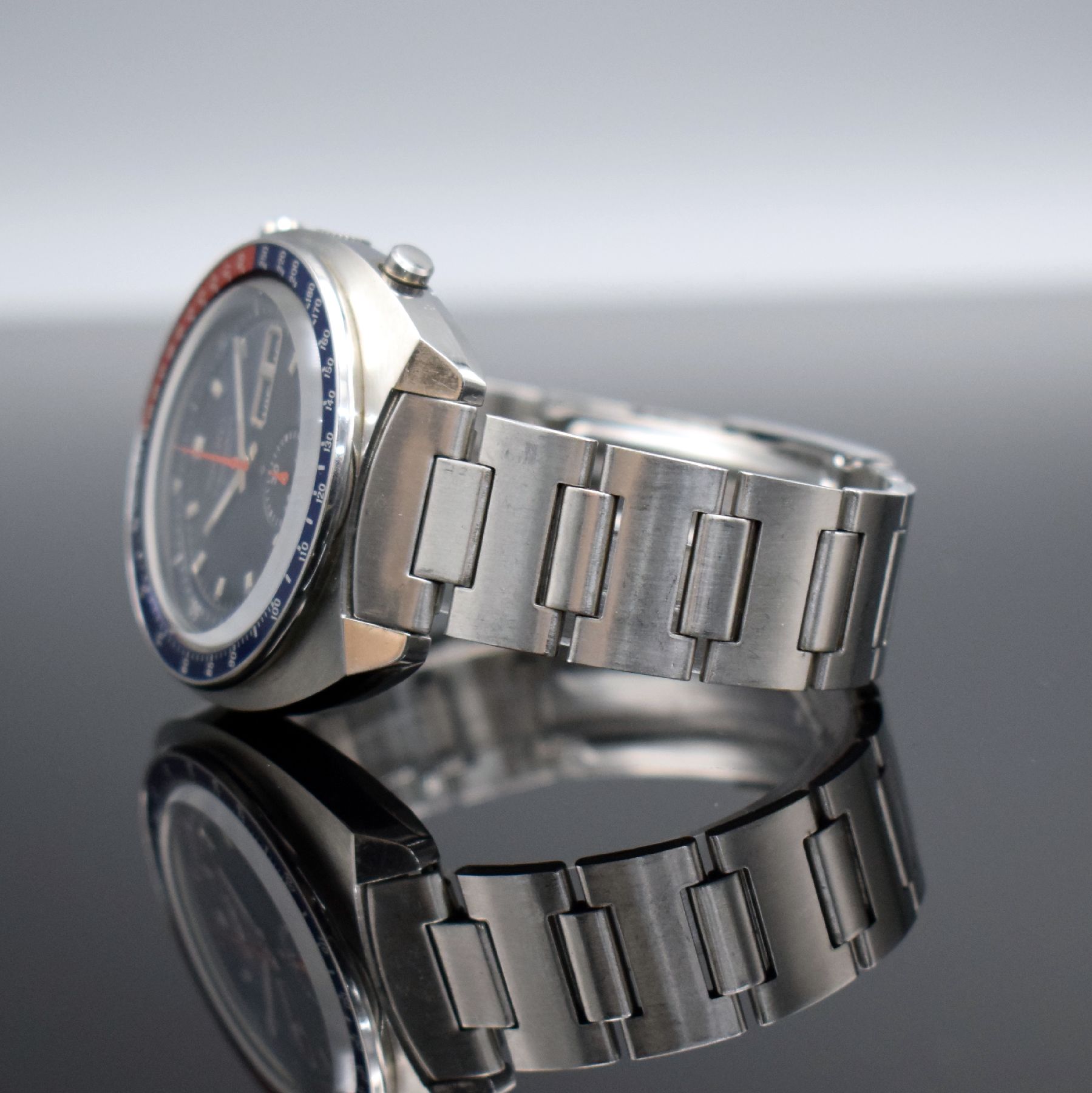Detail d: SEIKO Schaltradchronograph in Stahl/Stahlband, Japan um 1975, Automatik, verschr. Geh. Ref. 6139-6002, plan-konkaves Mineralglas, rot-blaue ...