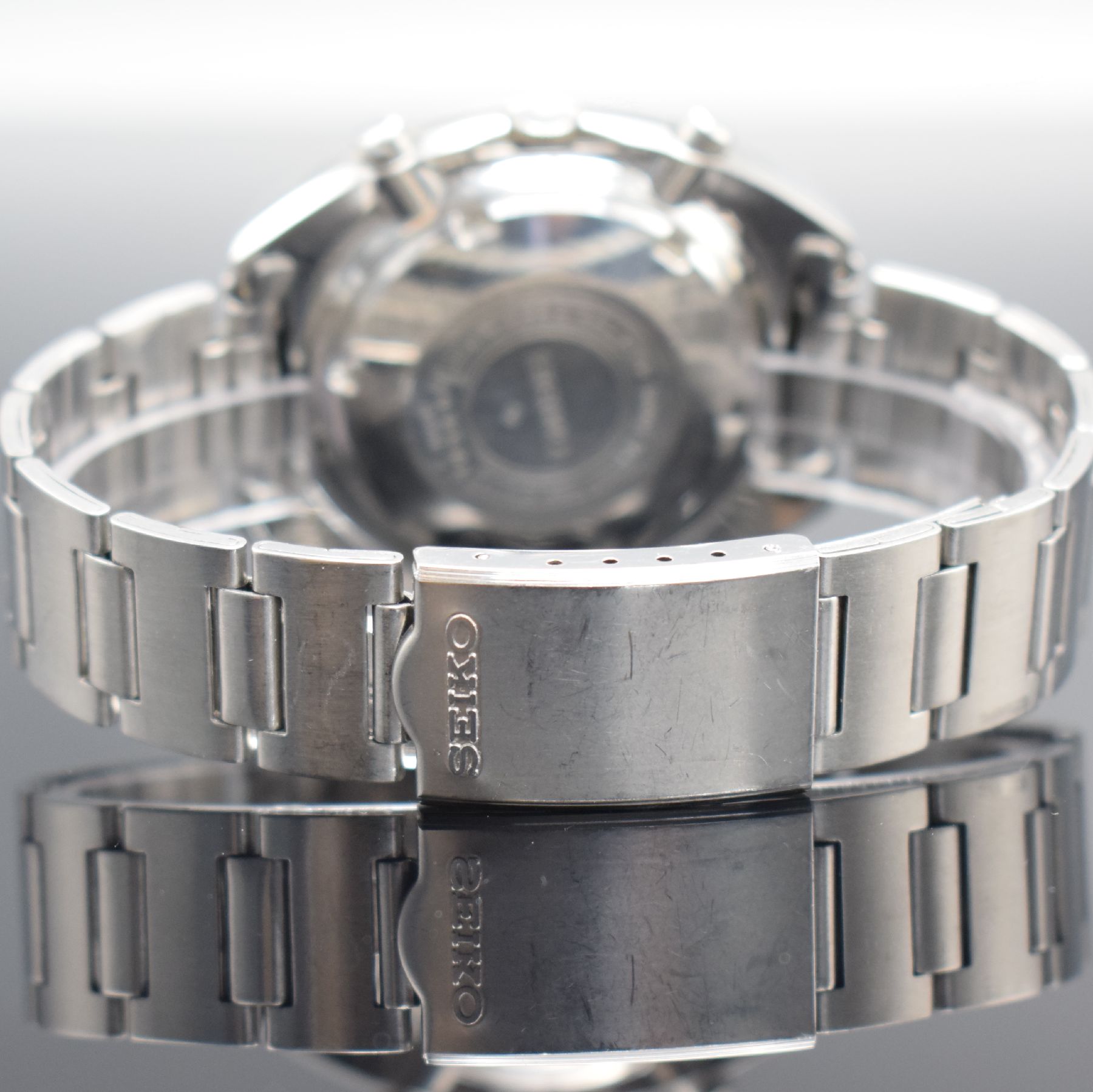 Detail e: SEIKO Schaltradchronograph in Stahl/Stahlband, Japan um 1975, Automatik, verschr. Geh. Ref. 6139-6002, plan-konkaves Mineralglas, rot-blaue ...