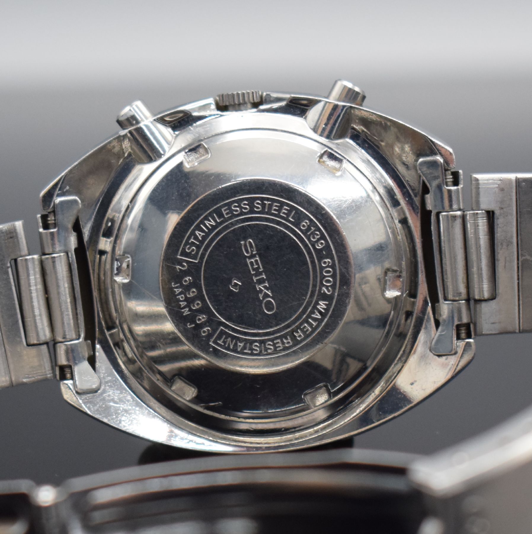 Detail f: SEIKO Schaltradchronograph in Stahl/Stahlband, Japan um 1975, Automatik, verschr. Geh. Ref. 6139-6002, plan-konkaves Mineralglas, rot-blaue ...
