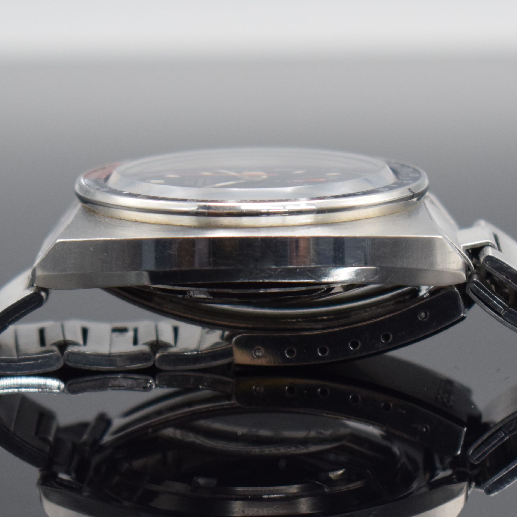 Detail h: SEIKO Schaltradchronograph in Stahl/Stahlband, Japan um 1975, Automatik, verschr. Geh. Ref. 6139-6002, plan-konkaves Mineralglas, rot-blaue ...