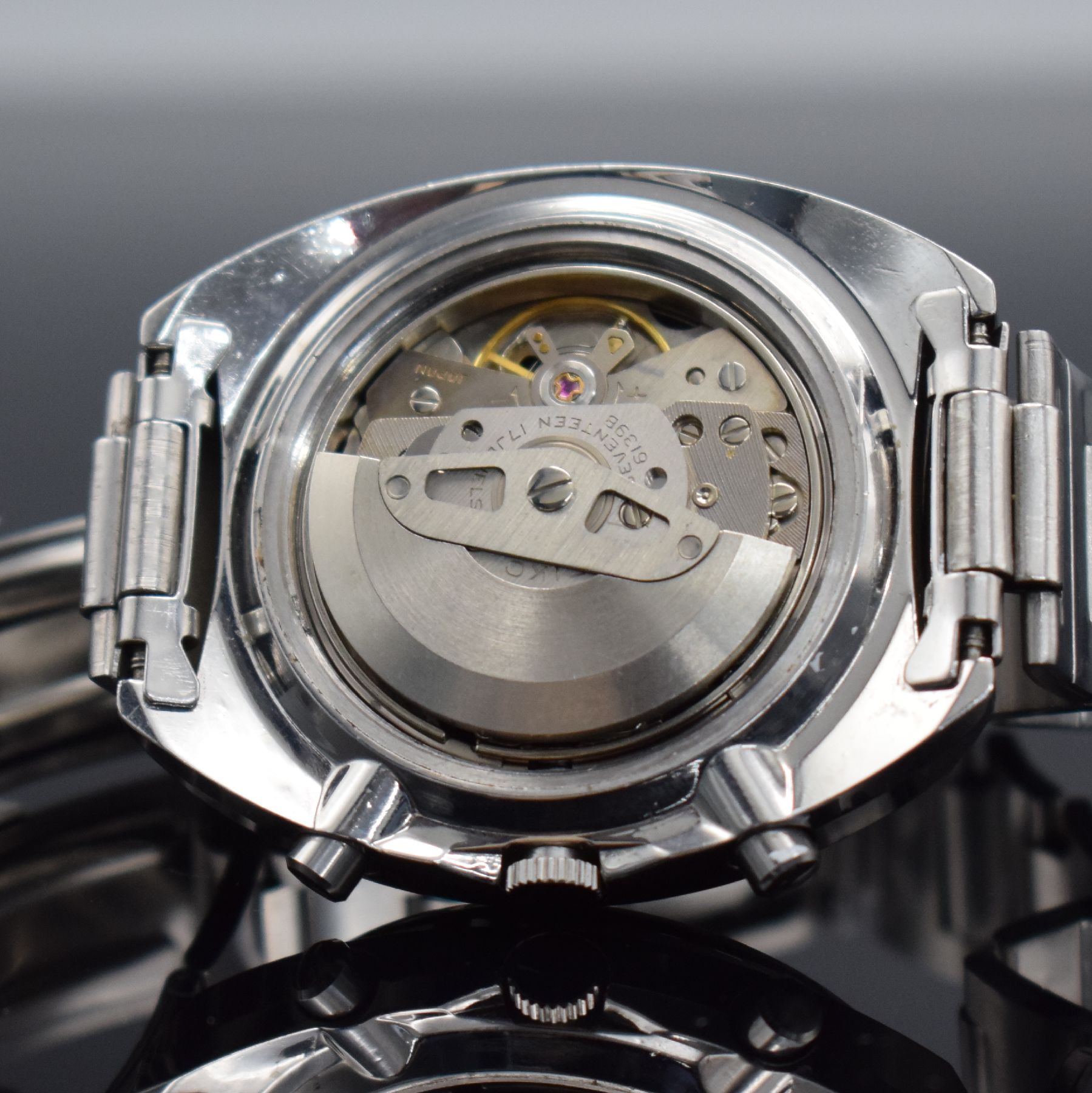 Detail j: SEIKO Schaltradchronograph in Stahl/Stahlband, Japan um 1975, Automatik, verschr. Geh. Ref. 6139-6002, plan-konkaves Mineralglas, rot-blaue ...