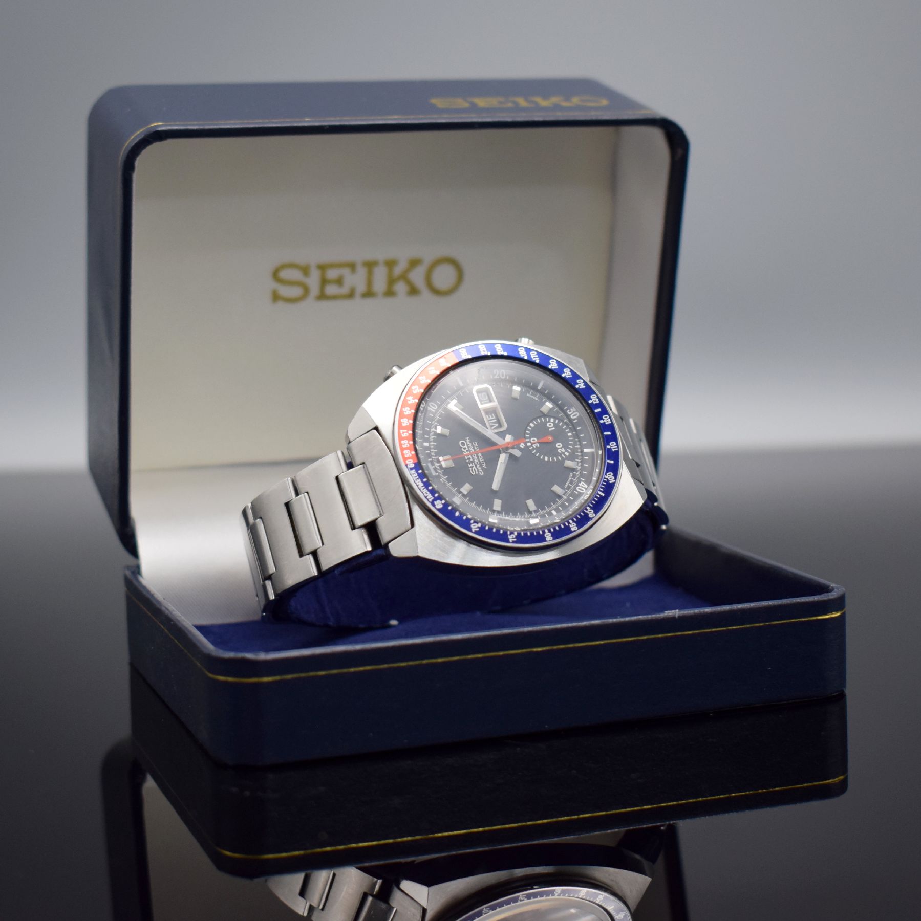 Detail l: SEIKO Schaltradchronograph in Stahl/Stahlband, Japan um 1975, Automatik, verschr. Geh. Ref. 6139-6002, plan-konkaves Mineralglas, rot-blaue ...