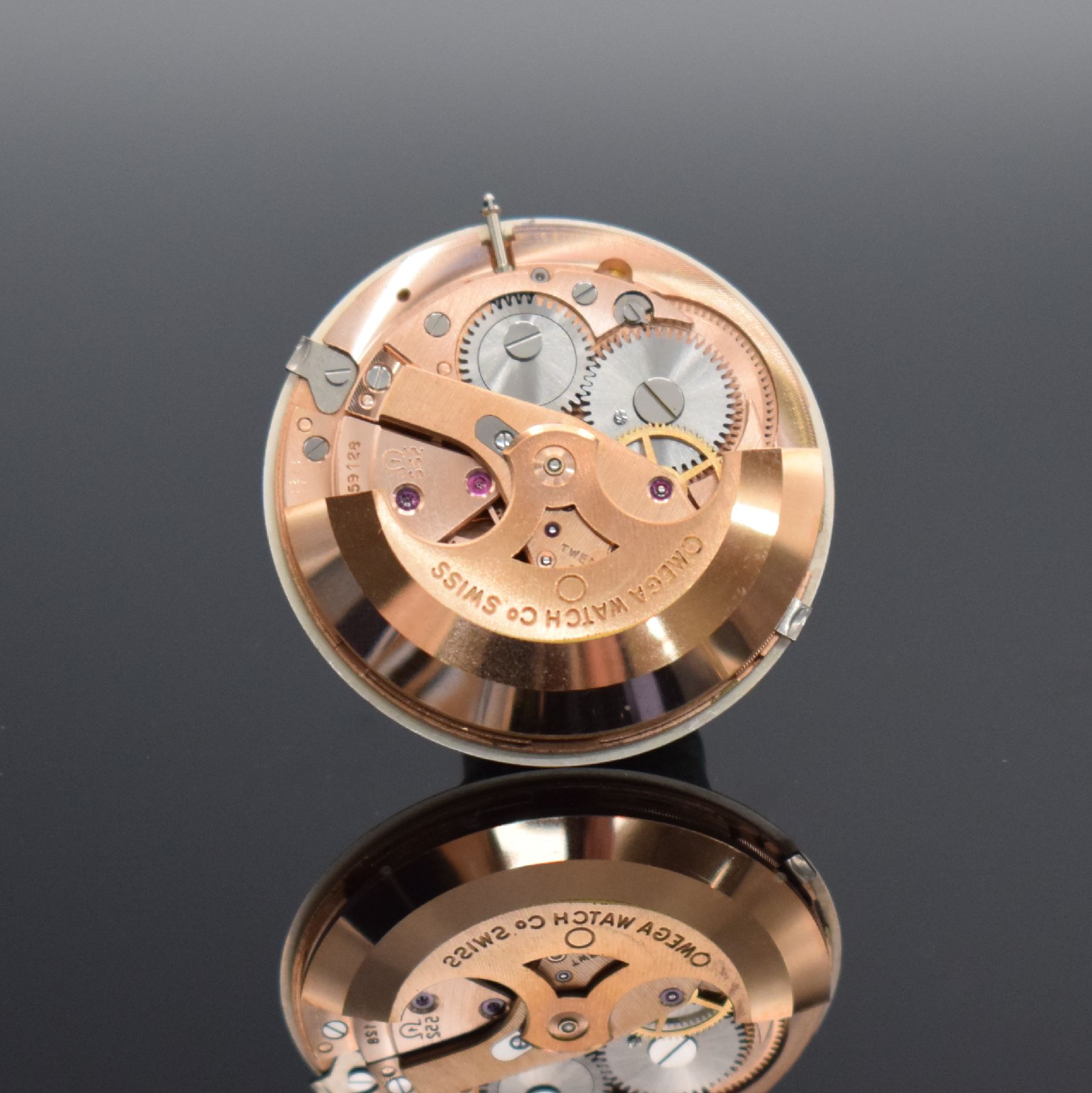 Detail i: OMEGA Seamaster De Ville Herrenarmbanduhr in Stahl/Gold, Schweiz um 1969, Automatik, Monocoque-Geh. Ref. 165.020, orig. Krone & Glas, silb. ...