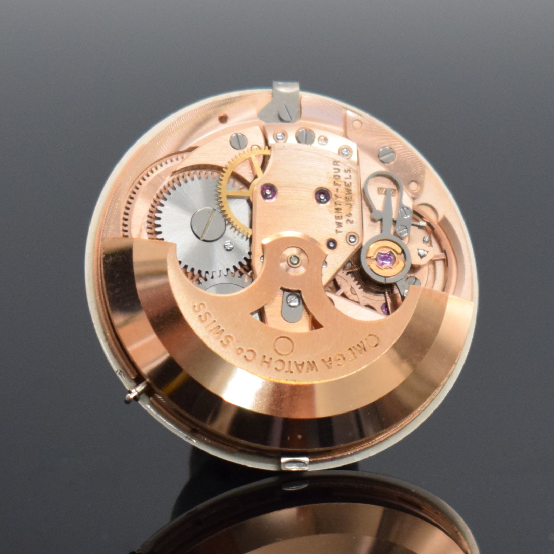 Detail j: OMEGA Seamaster De Ville Herrenarmbanduhr in Stahl/Gold, Schweiz um 1969, Automatik, Monocoque-Geh. Ref. 165.020, orig. Krone & Glas, silb. ...