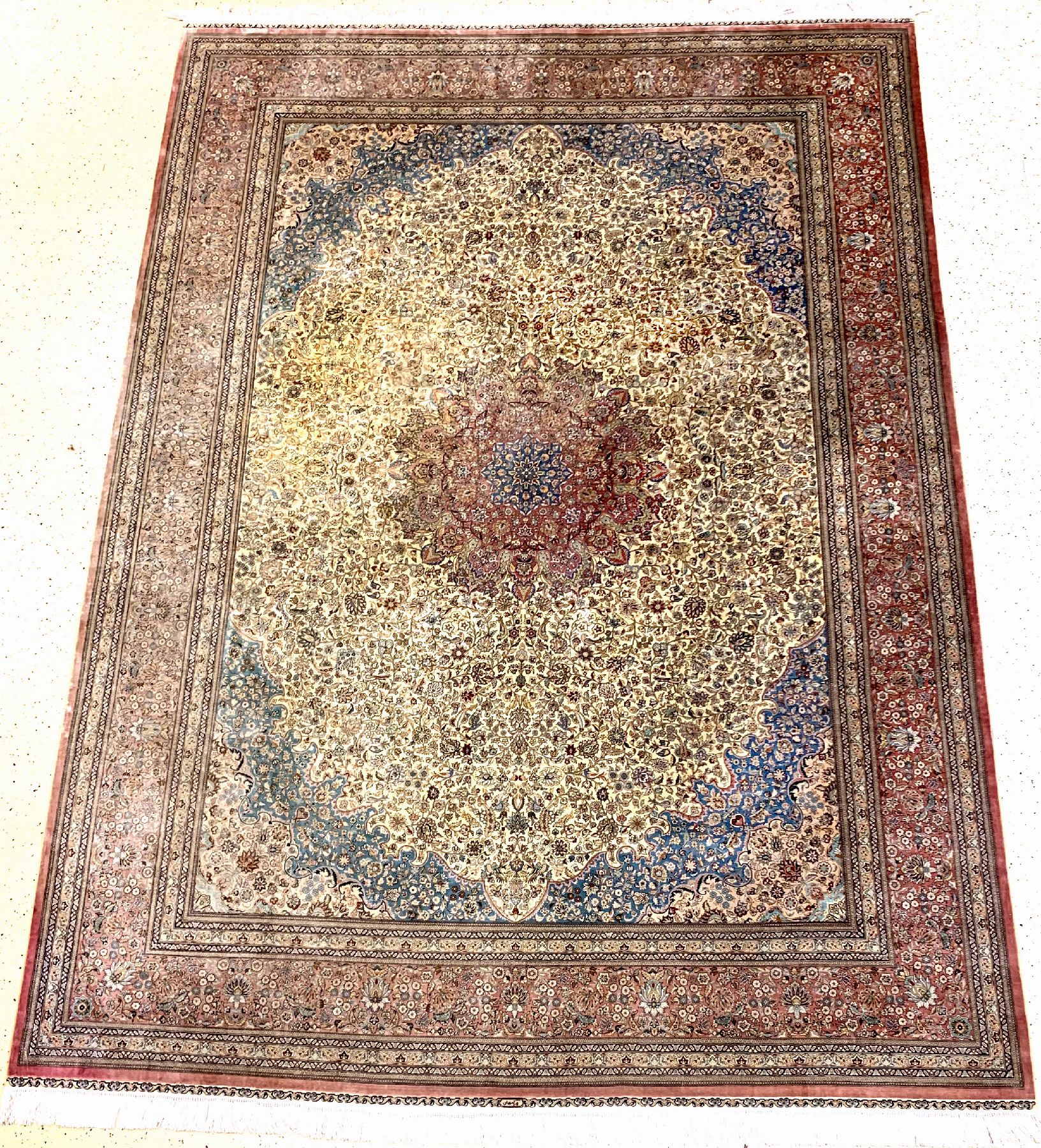 Hereke Seide fein, China, ca. 50 Jahre, reine Naturseide, ca. 353 x 253 cm, EHZ: 2 verblasst,fleckig.