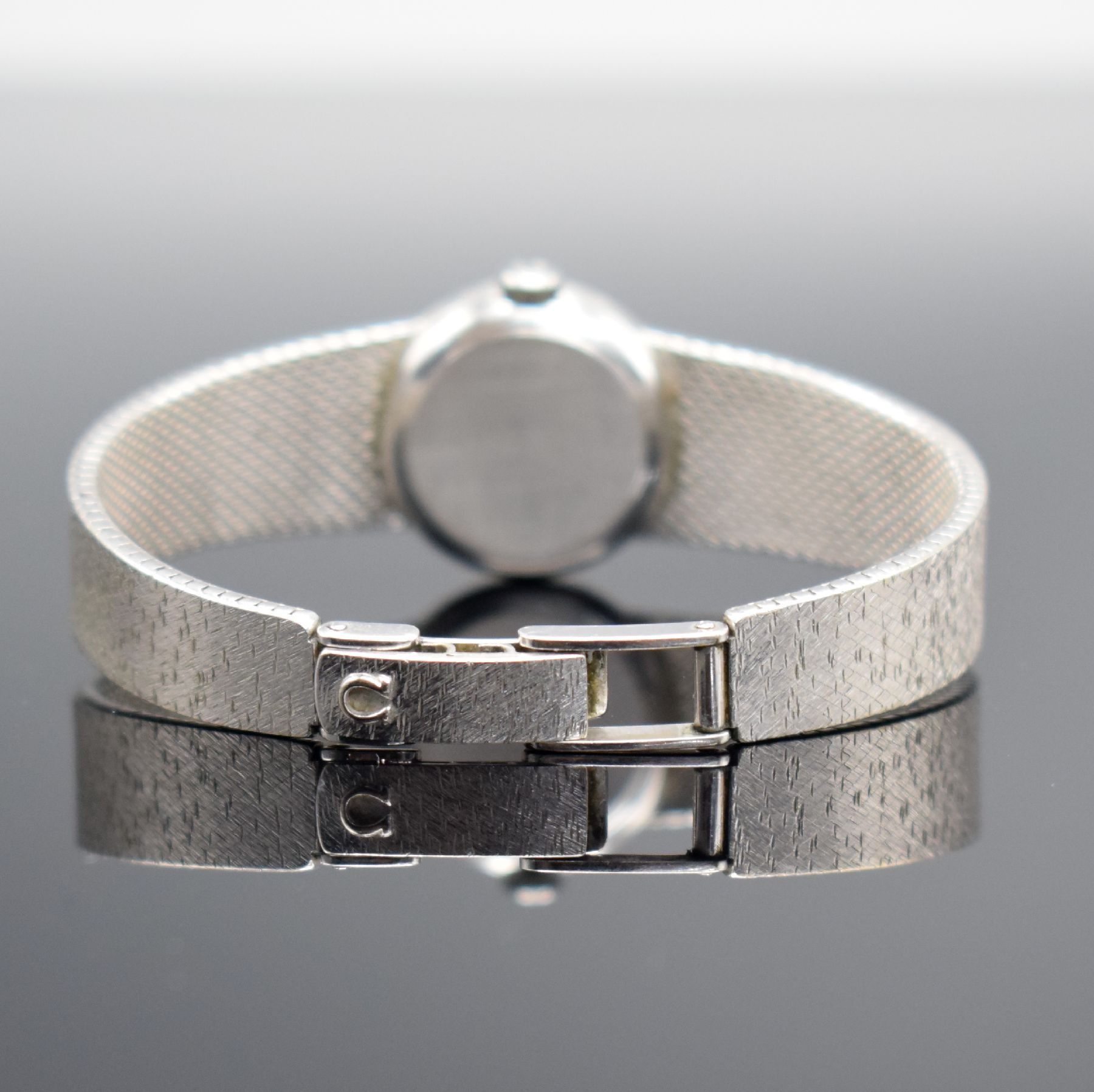 Detail e: OMEGA Damenarmbanduhr in WG 585/000, Schweiz um 1973, Handaufzug, Boden aufgedr., orig. Milanaiseband in WG 585/000, silb. Strukturzifferbl. m. ...