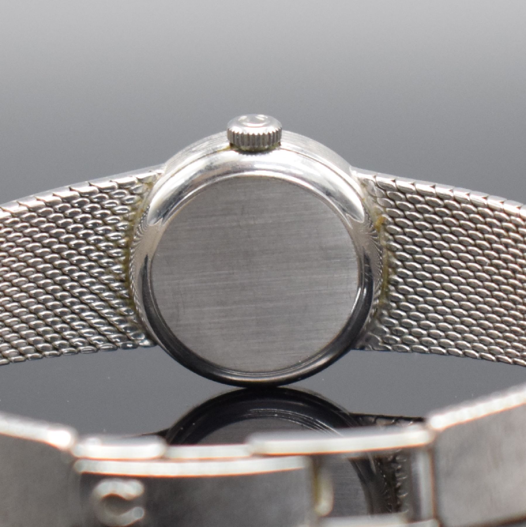 Detail f: OMEGA Damenarmbanduhr in WG 585/000, Schweiz um 1973, Handaufzug, Boden aufgedr., orig. Milanaiseband in WG 585/000, silb. Strukturzifferbl. m. ...