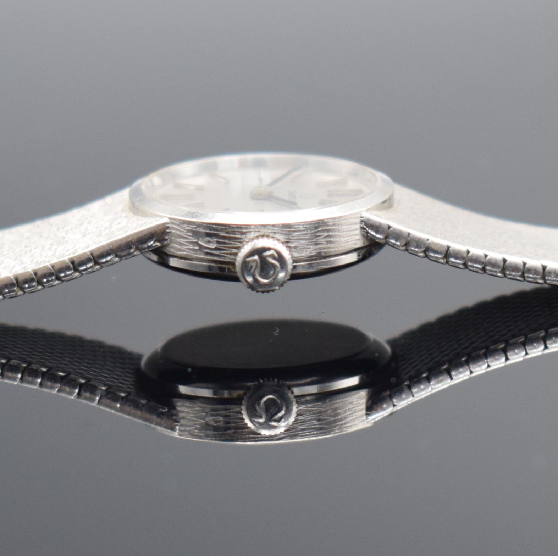 Detail g: OMEGA Damenarmbanduhr in WG 585/000, Schweiz um 1973, Handaufzug, Boden aufgedr., orig. Milanaiseband in WG 585/000, silb. Strukturzifferbl. m. ...