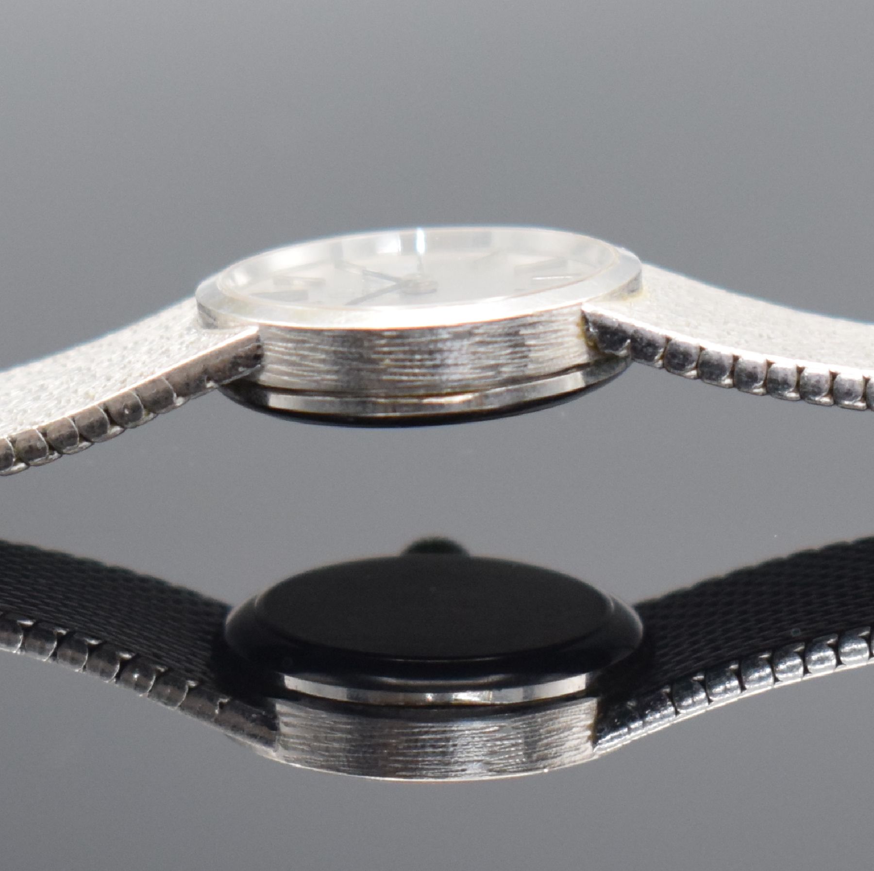 Detail h: OMEGA Damenarmbanduhr in WG 585/000, Schweiz um 1973, Handaufzug, Boden aufgedr., orig. Milanaiseband in WG 585/000, silb. Strukturzifferbl. m. ...