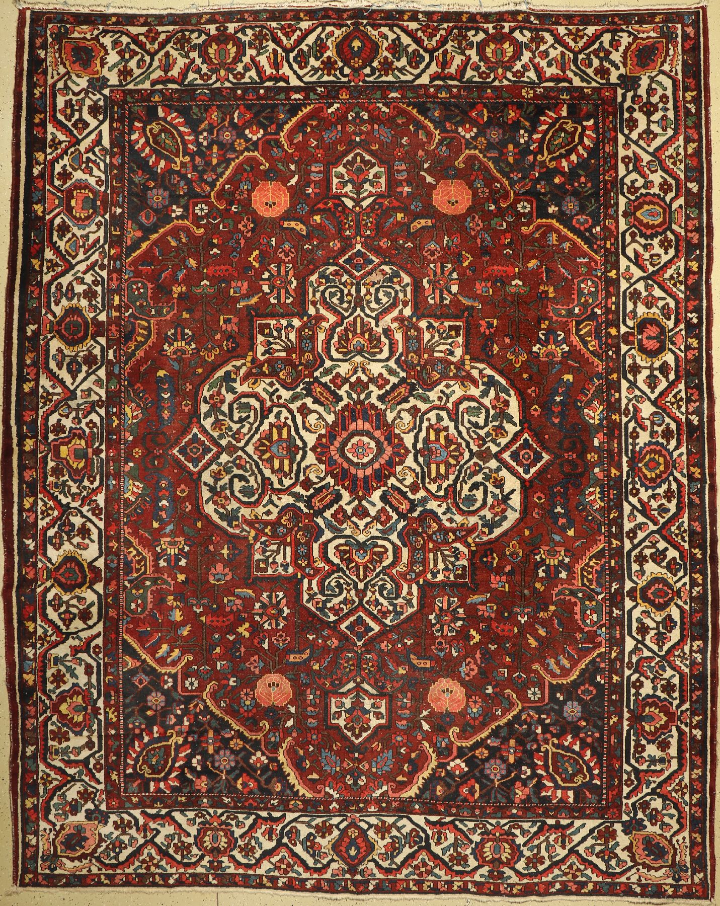 Bachtiar alt, Persien, ca. 60 Jahre, Wolle auf Baumwolle, ca. 398 x 318 cm, EHZ: 4