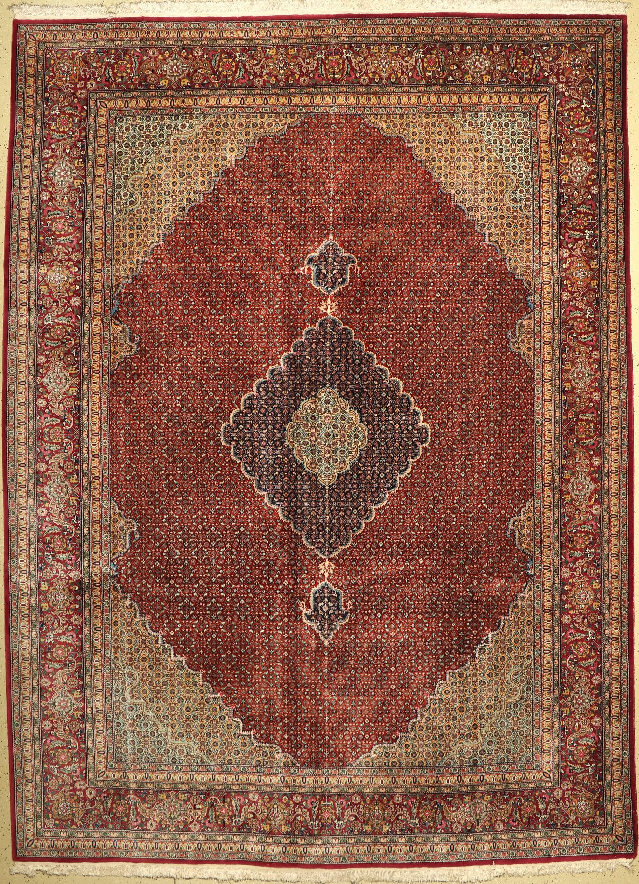 Täbriz fein, China, ca. 50 Jahre, Korkwollemit und auf Seide, ca. 380 x 280 cm, EHZ: 2-3