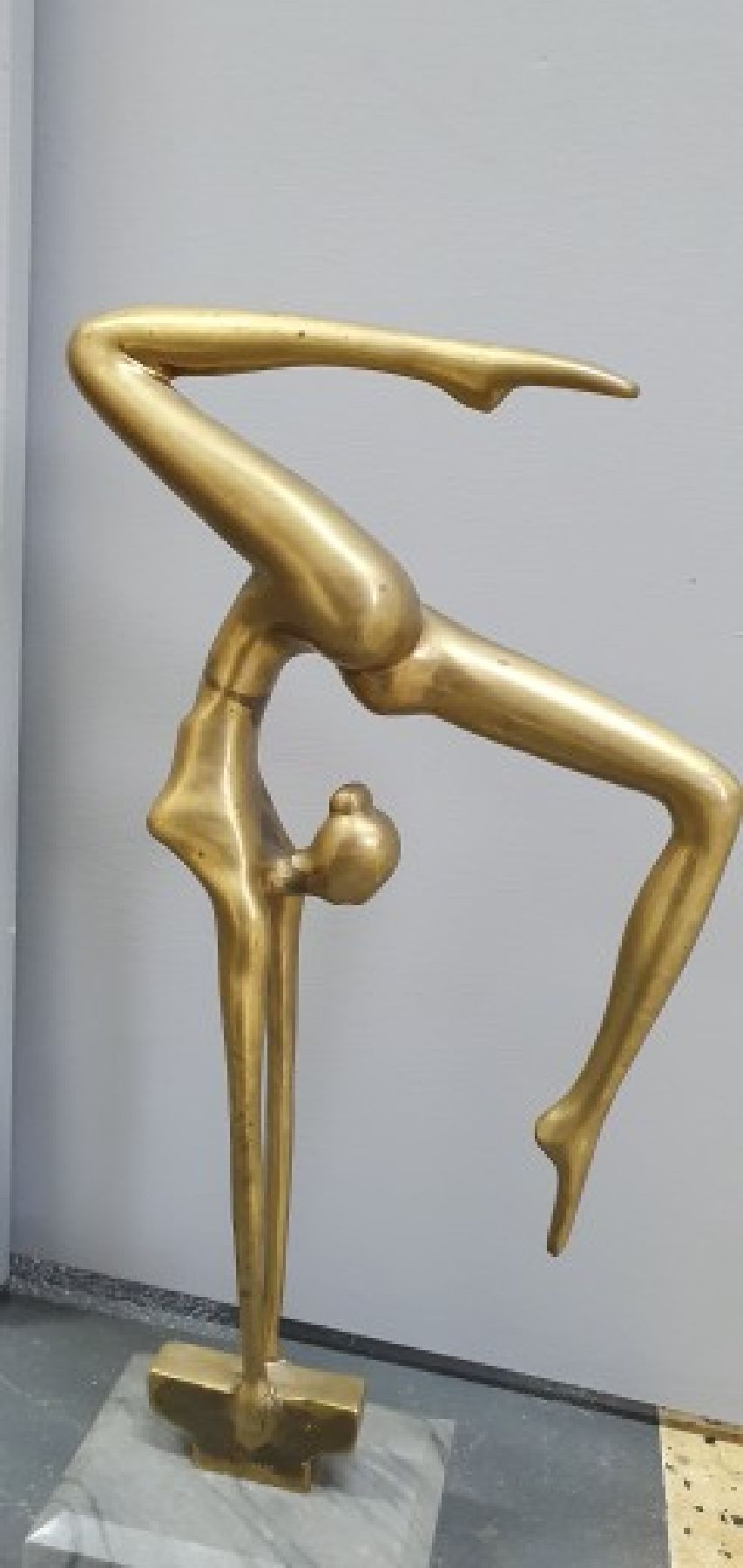 Detail a: Hattakittkosol Somchai, 1934 Bangkok - 2000, thailändischer Bildhauer u. Designer, Ballerina: Darstellung einer Tänzerin in Handstand-Pose, ...