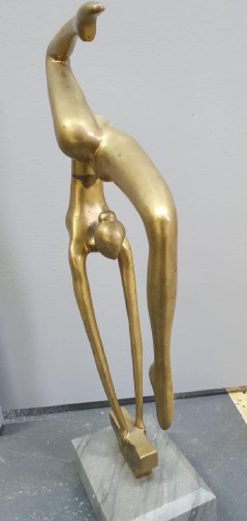 Detail b: Hattakittkosol Somchai, 1934 Bangkok - 2000, thailändischer Bildhauer u. Designer, Ballerina: Darstellung einer Tänzerin in Handstand-Pose, ...