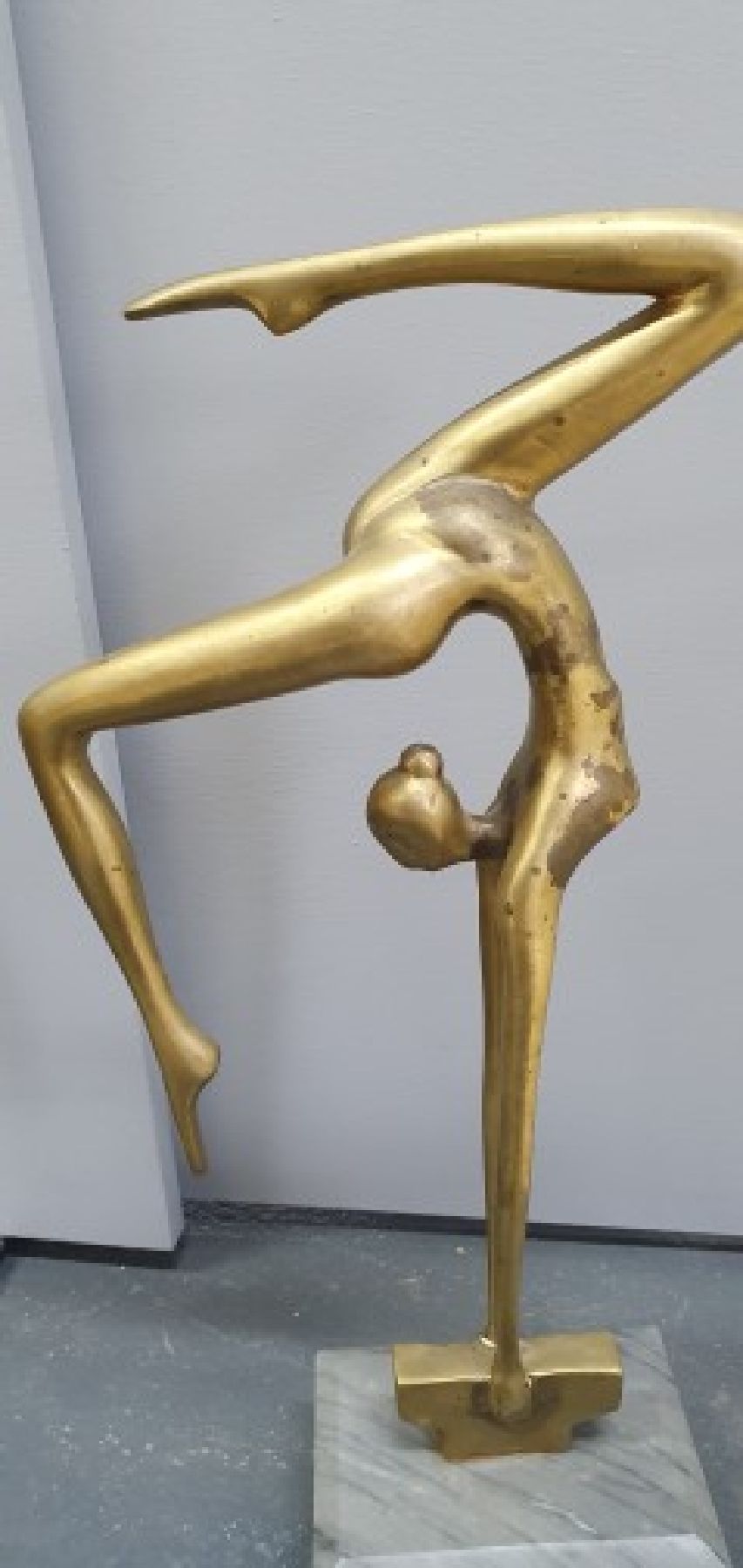 Detail c: Hattakittkosol Somchai, 1934 Bangkok - 2000, thailändischer Bildhauer u. Designer, Ballerina: Darstellung einer Tänzerin in Handstand-Pose, ...