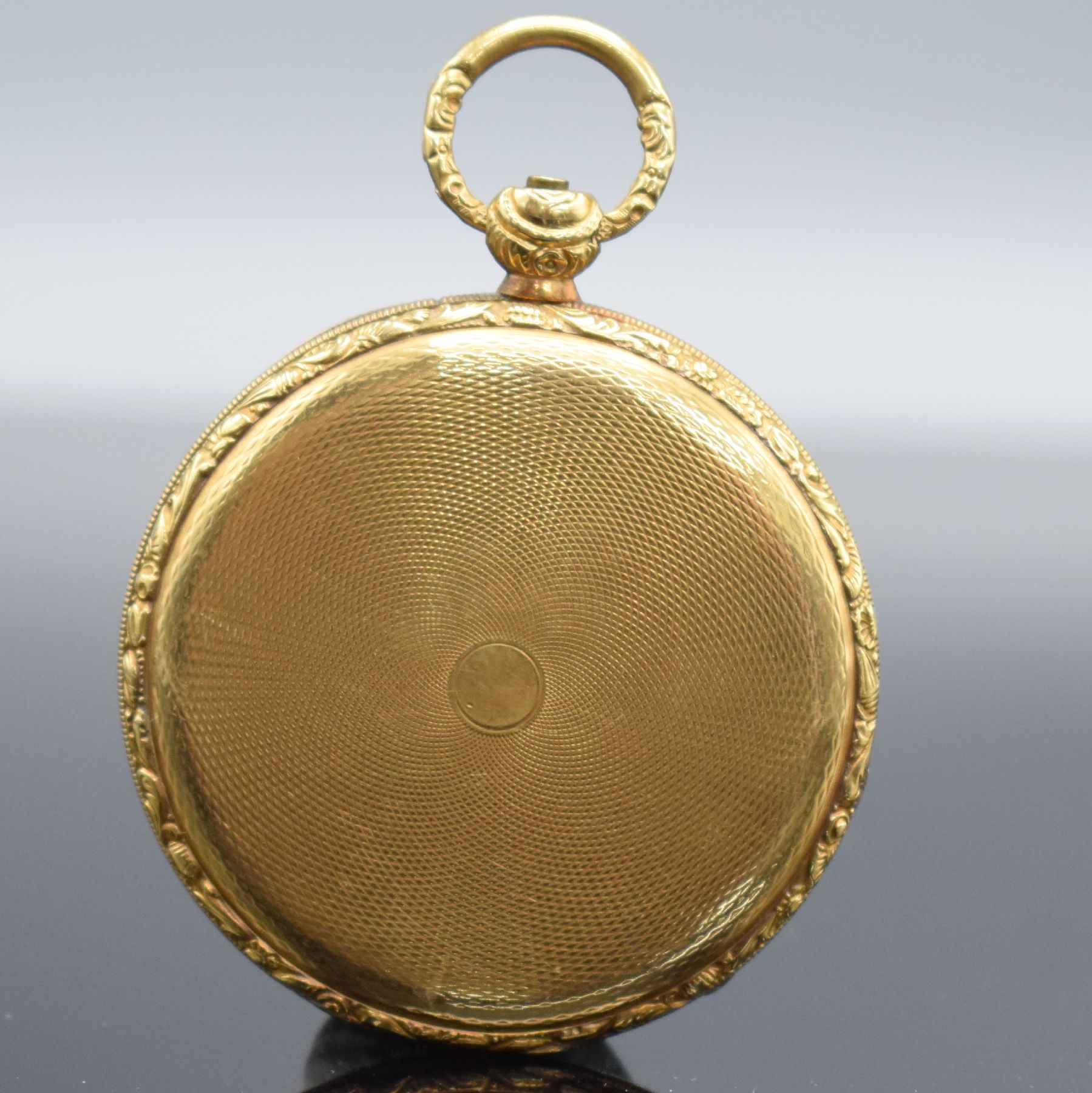 Detail b: Offene Taschenuhr in GG 750/000, Schweiz um 1850, Metallcuvette, floral grav. Ränder, guill. Rückseite, silb. Zifferbl. m. röm. Zahlen z. T. ...