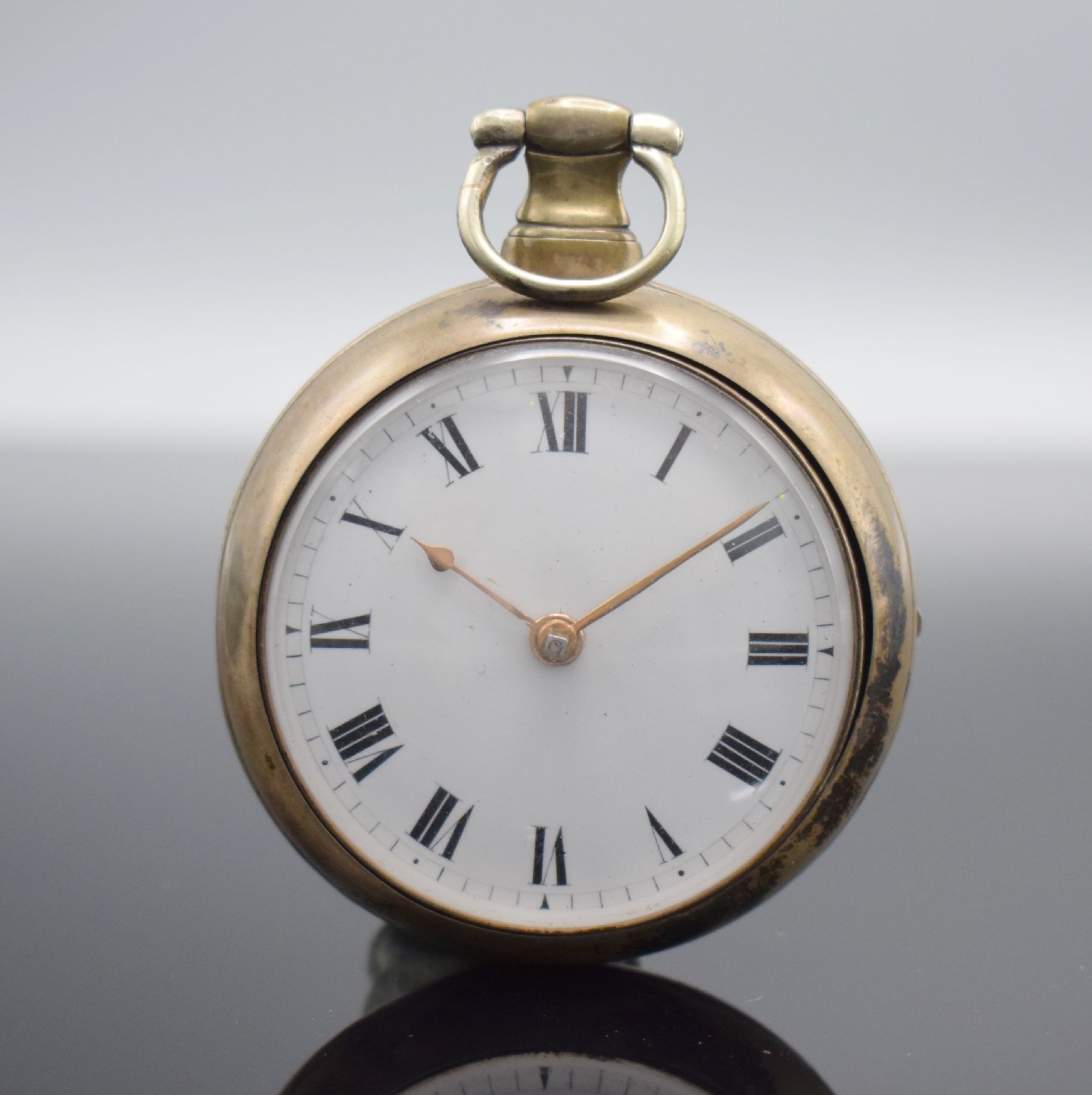 2 englische Taschenuhren in Silber, England um 1860 - 1890, 1.) Spindeltaschenuhr im dopp. Geh., Emailzifferbl. m. röm. Zahlen, verg. Werk m. Kette ...