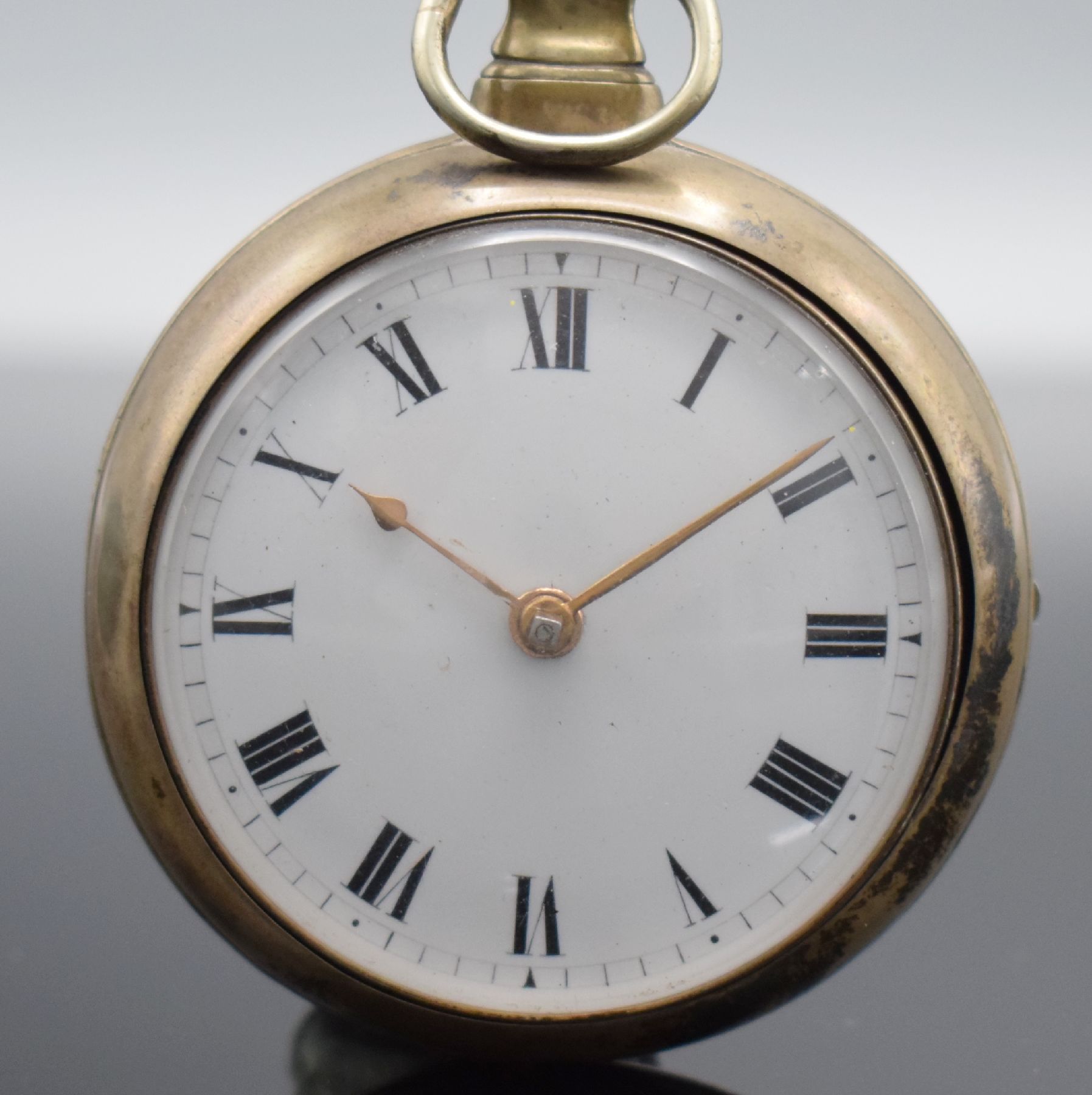 Detail a: 2 englische Taschenuhren in Silber, England um 1860 - 1890, 1.) Spindeltaschenuhr im dopp. Geh., Emailzifferbl. m. röm. Zahlen, verg. Werk m. Kette ...