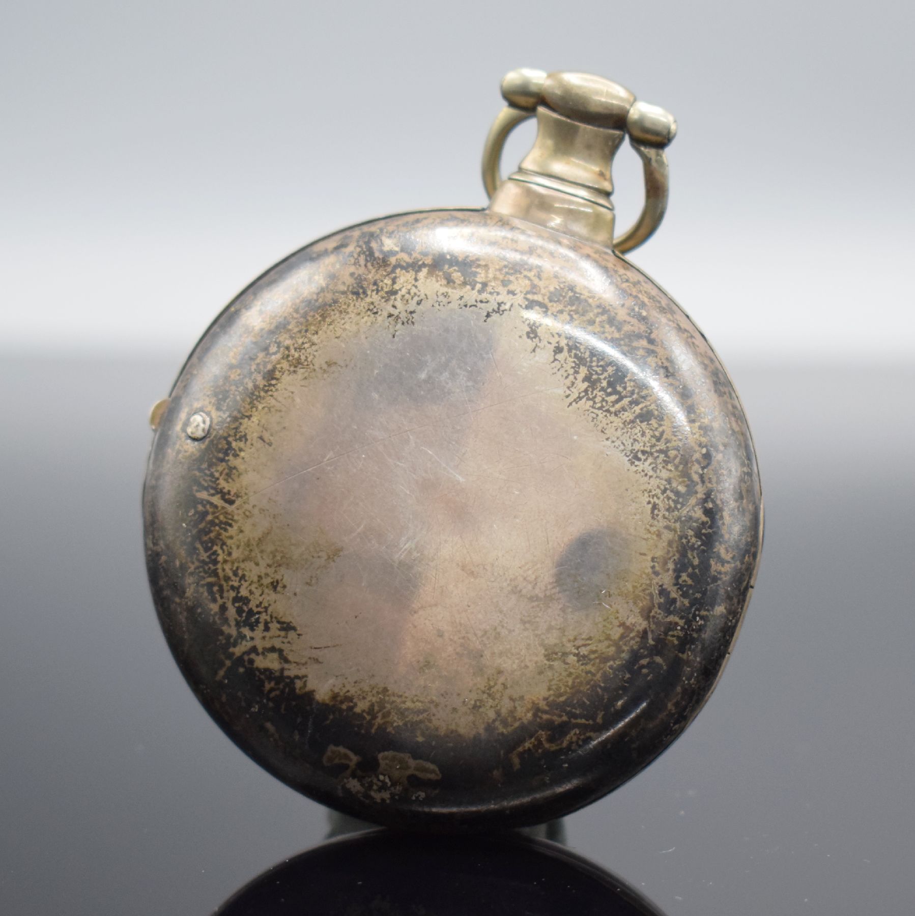 Detail b: 2 englische Taschenuhren in Silber, England um 1860 - 1890, 1.) Spindeltaschenuhr im dopp. Geh., Emailzifferbl. m. röm. Zahlen, verg. Werk m. Kette ...