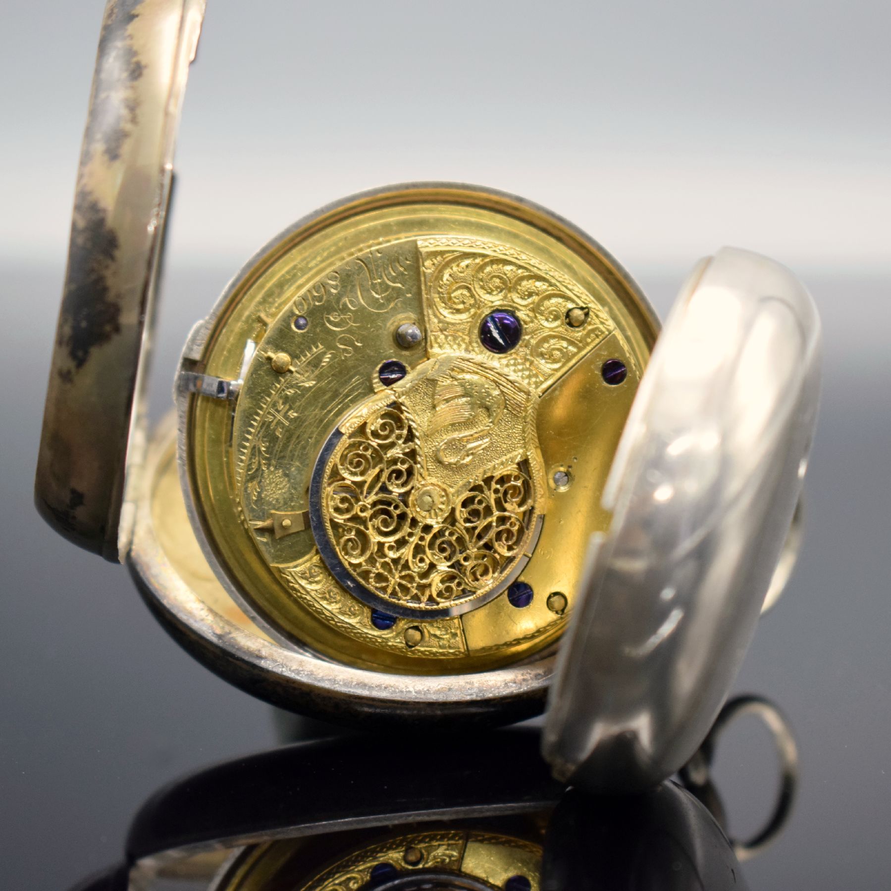 Detail c: 2 englische Taschenuhren in Silber, England um 1860 - 1890, 1.) Spindeltaschenuhr im dopp. Geh., Emailzifferbl. m. röm. Zahlen, verg. Werk m. Kette ...