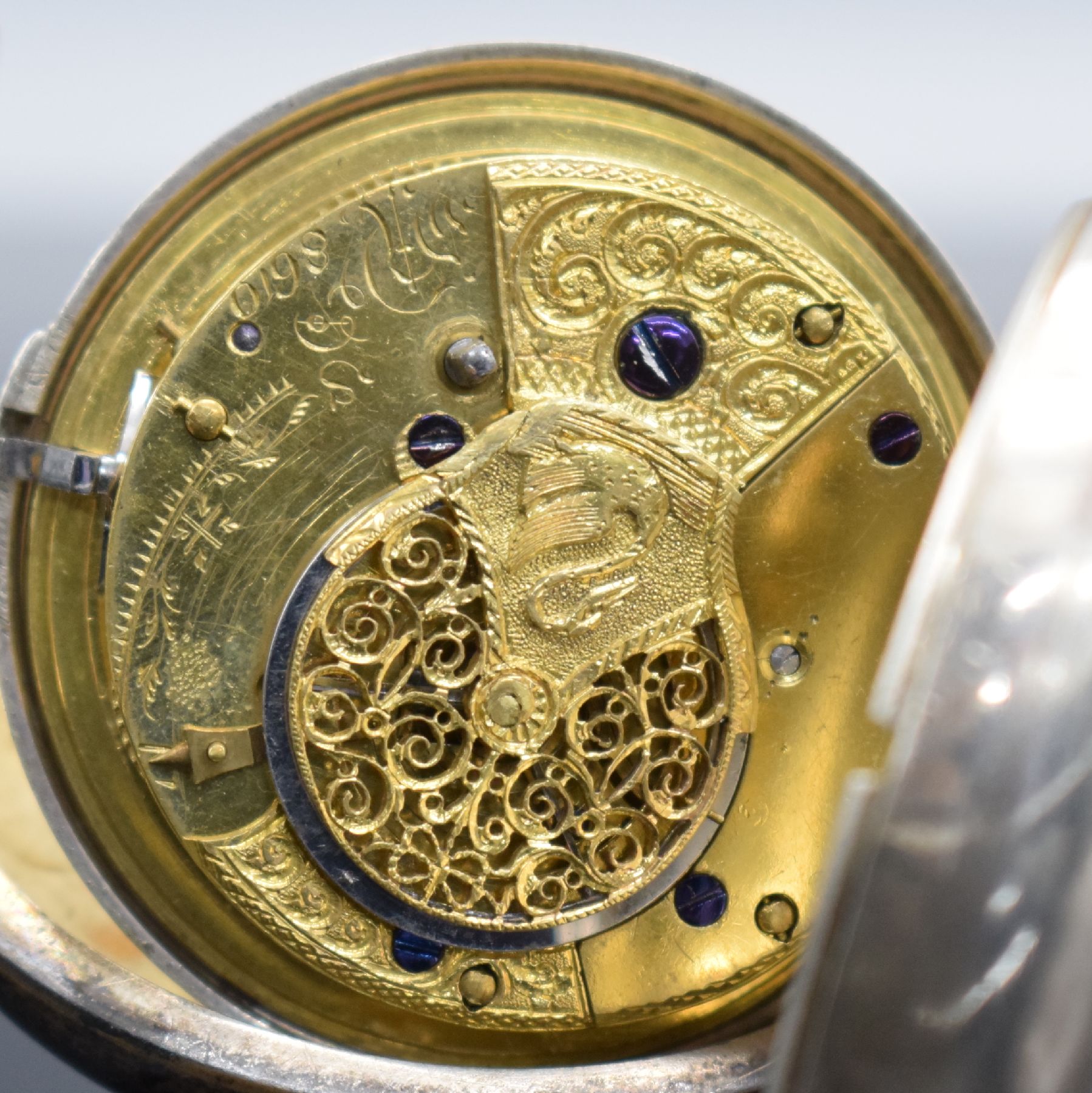 Detail d: 2 englische Taschenuhren in Silber, England um 1860 - 1890, 1.) Spindeltaschenuhr im dopp. Geh., Emailzifferbl. m. röm. Zahlen, verg. Werk m. Kette ...