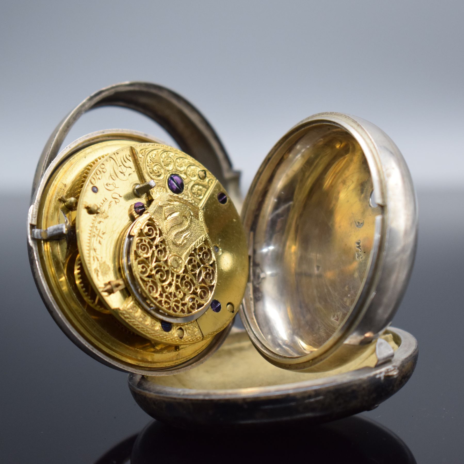 Detail e: 2 englische Taschenuhren in Silber, England um 1860 - 1890, 1.) Spindeltaschenuhr im dopp. Geh., Emailzifferbl. m. röm. Zahlen, verg. Werk m. Kette ...