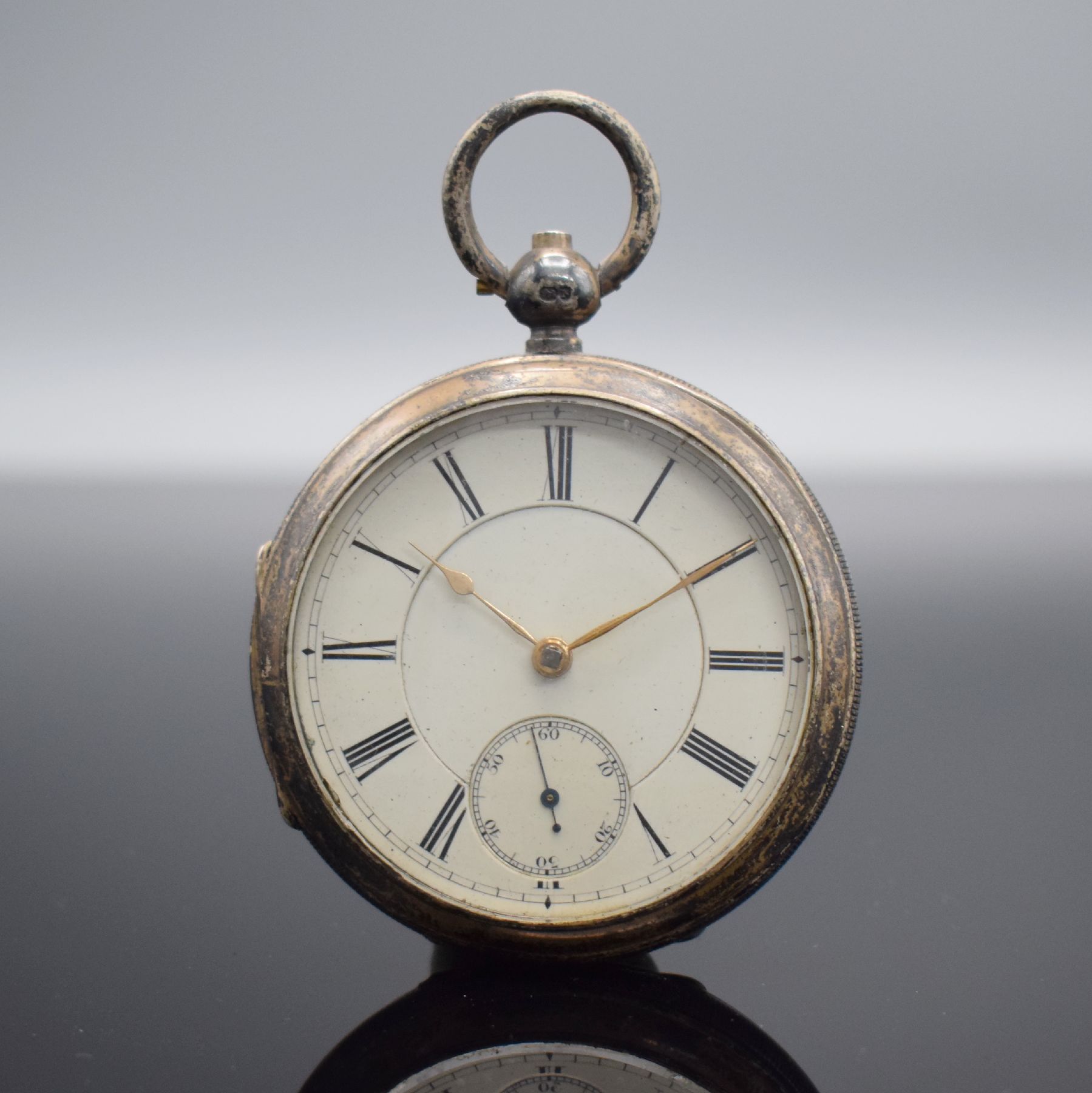 Detail f: 2 englische Taschenuhren in Silber, England um 1860 - 1890, 1.) Spindeltaschenuhr im dopp. Geh., Emailzifferbl. m. röm. Zahlen, verg. Werk m. Kette ...