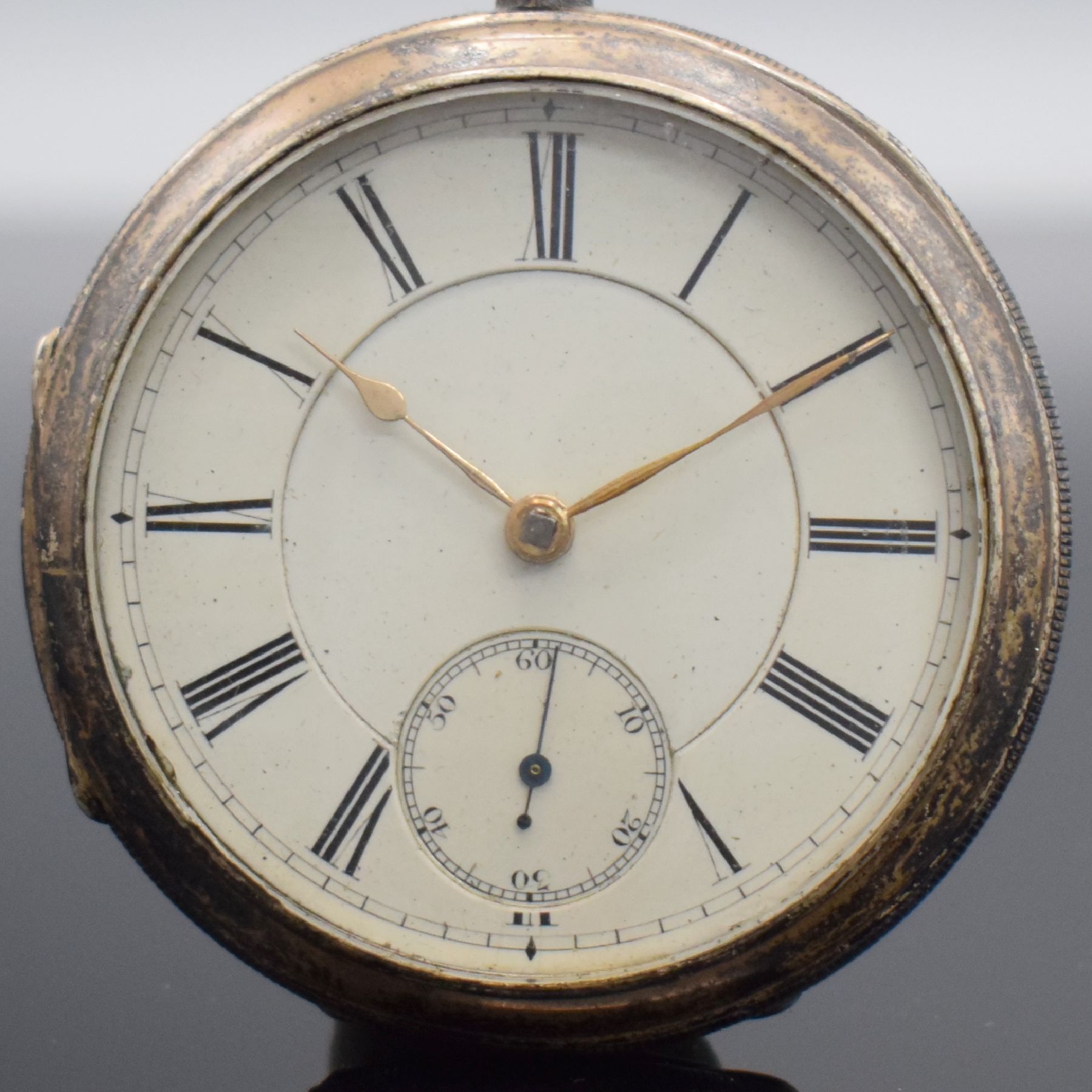Detail g: 2 englische Taschenuhren in Silber, England um 1860 - 1890, 1.) Spindeltaschenuhr im dopp. Geh., Emailzifferbl. m. röm. Zahlen, verg. Werk m. Kette ...