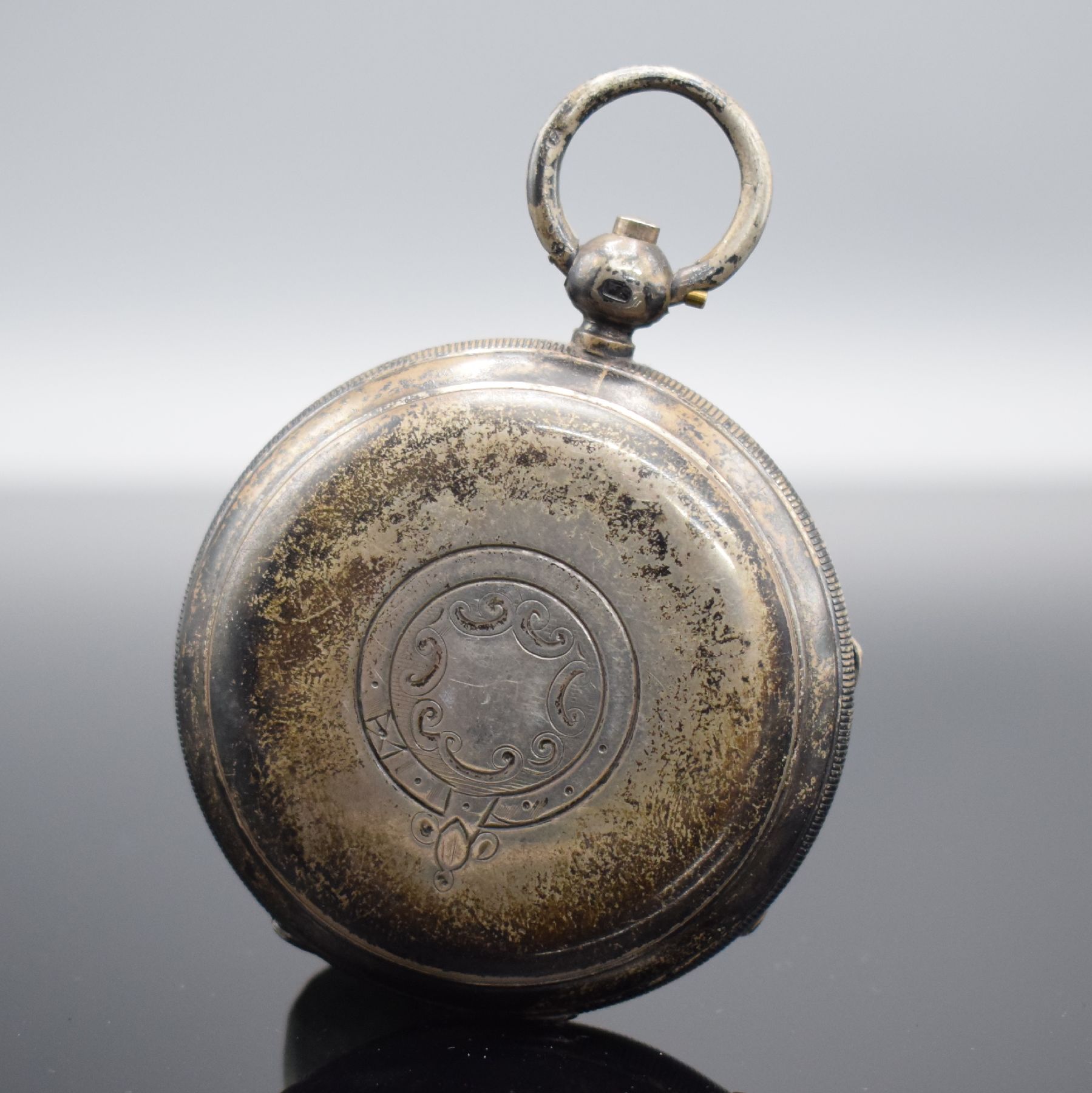 Detail h: 2 englische Taschenuhren in Silber, England um 1860 - 1890, 1.) Spindeltaschenuhr im dopp. Geh., Emailzifferbl. m. röm. Zahlen, verg. Werk m. Kette ...