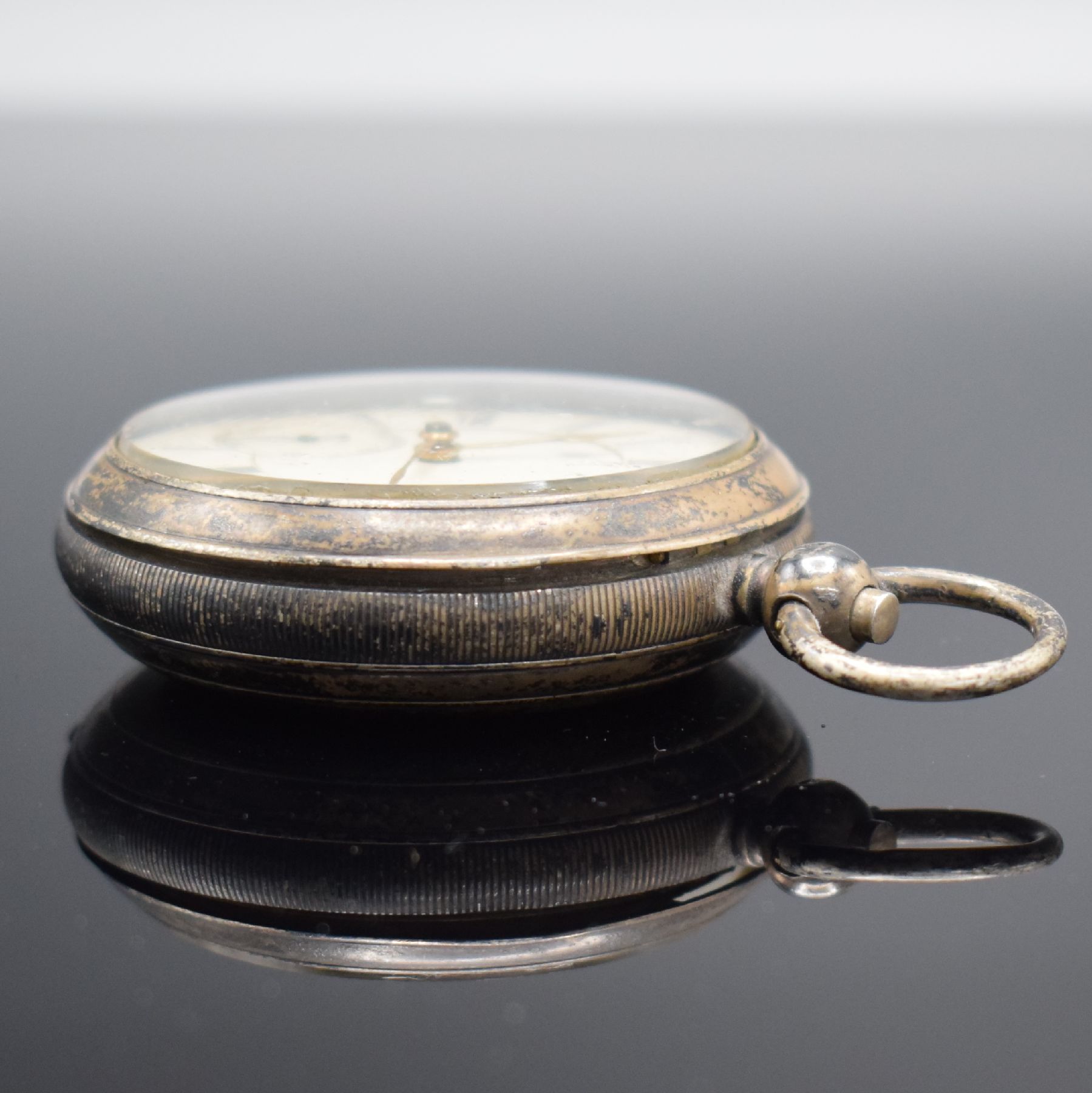 Detail i: 2 englische Taschenuhren in Silber, England um 1860 - 1890, 1.) Spindeltaschenuhr im dopp. Geh., Emailzifferbl. m. röm. Zahlen, verg. Werk m. Kette ...